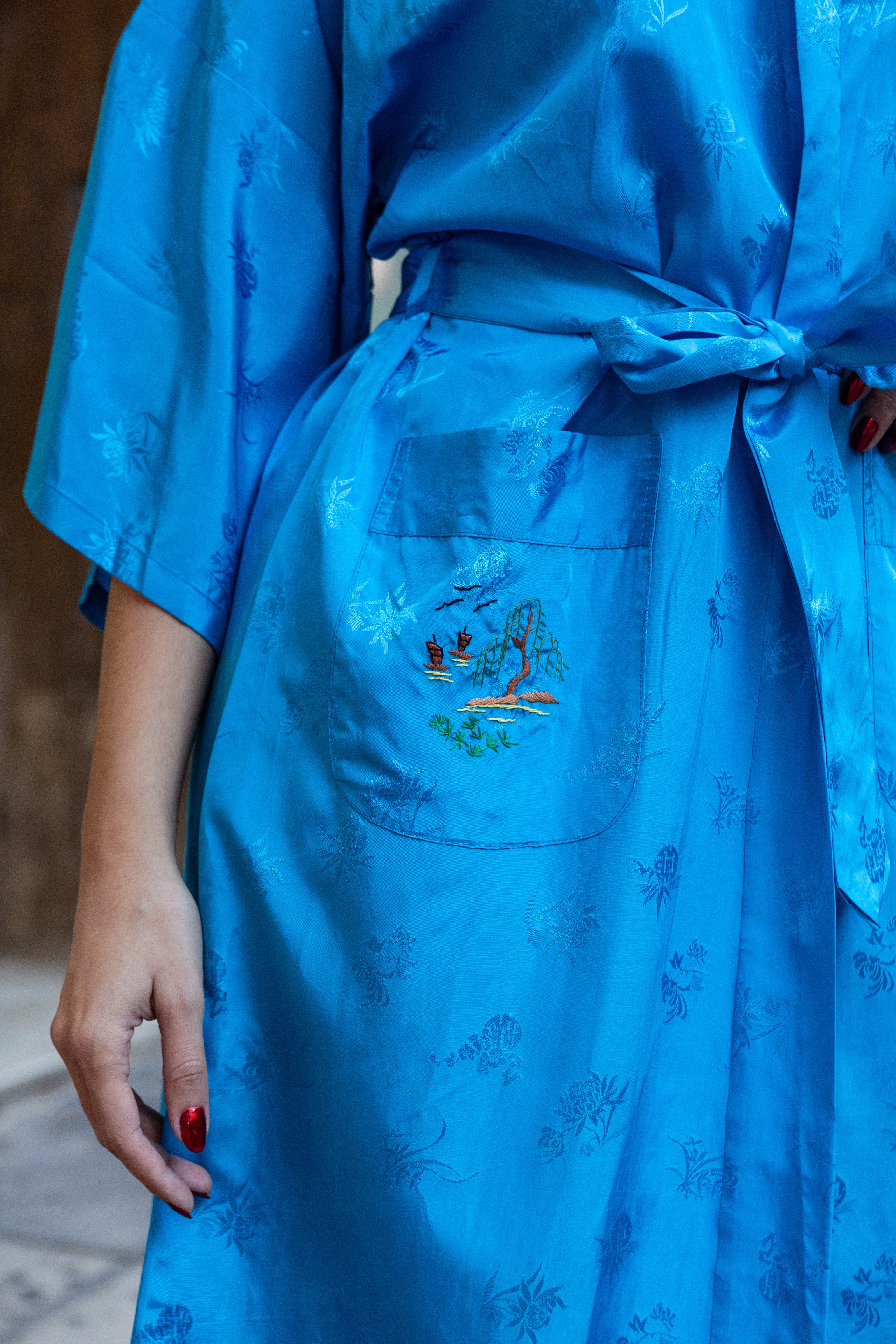 Beautiful 100% rayon chinese rode with embroidery detailing