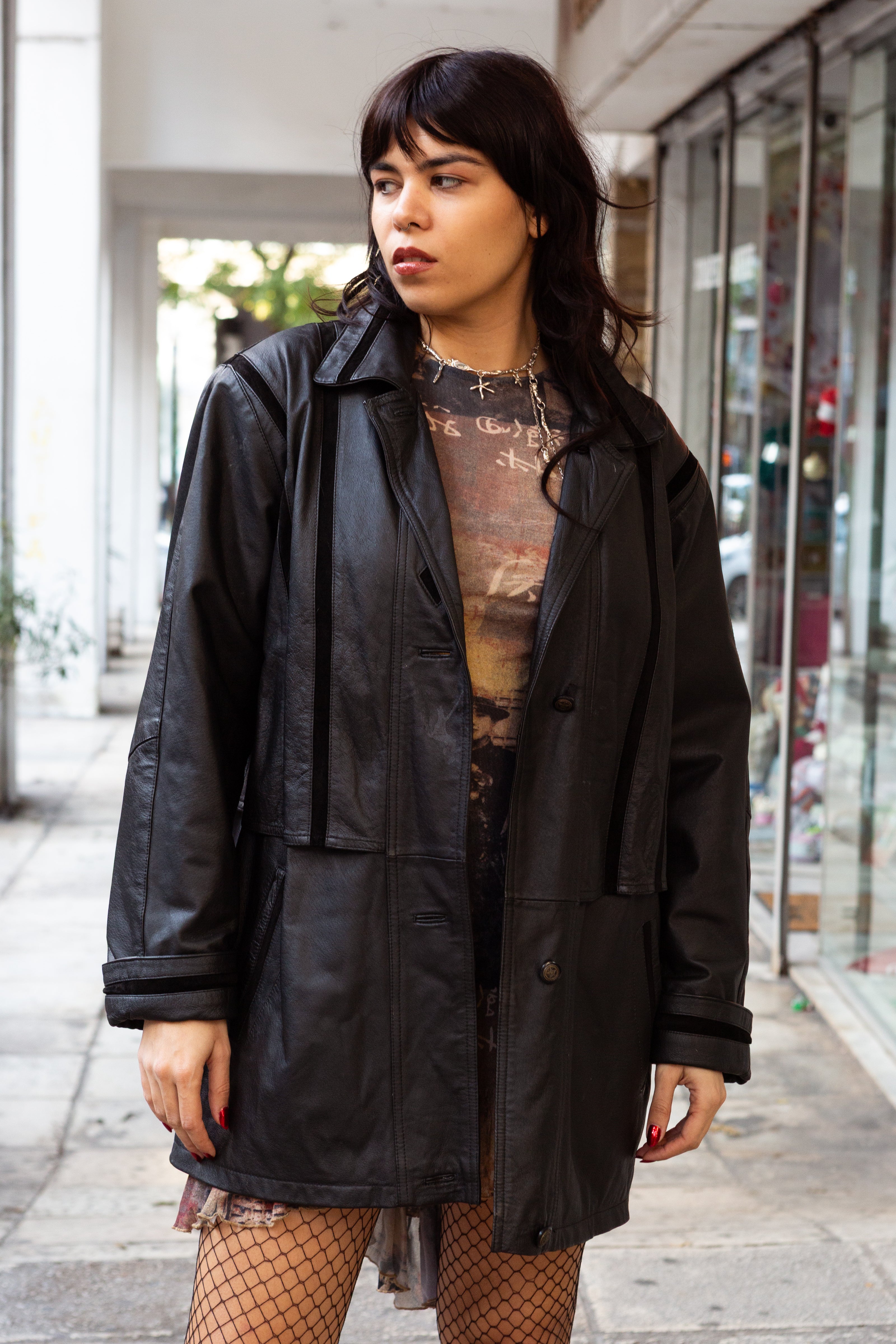 Amazing black leather jacket with vertical details (L)