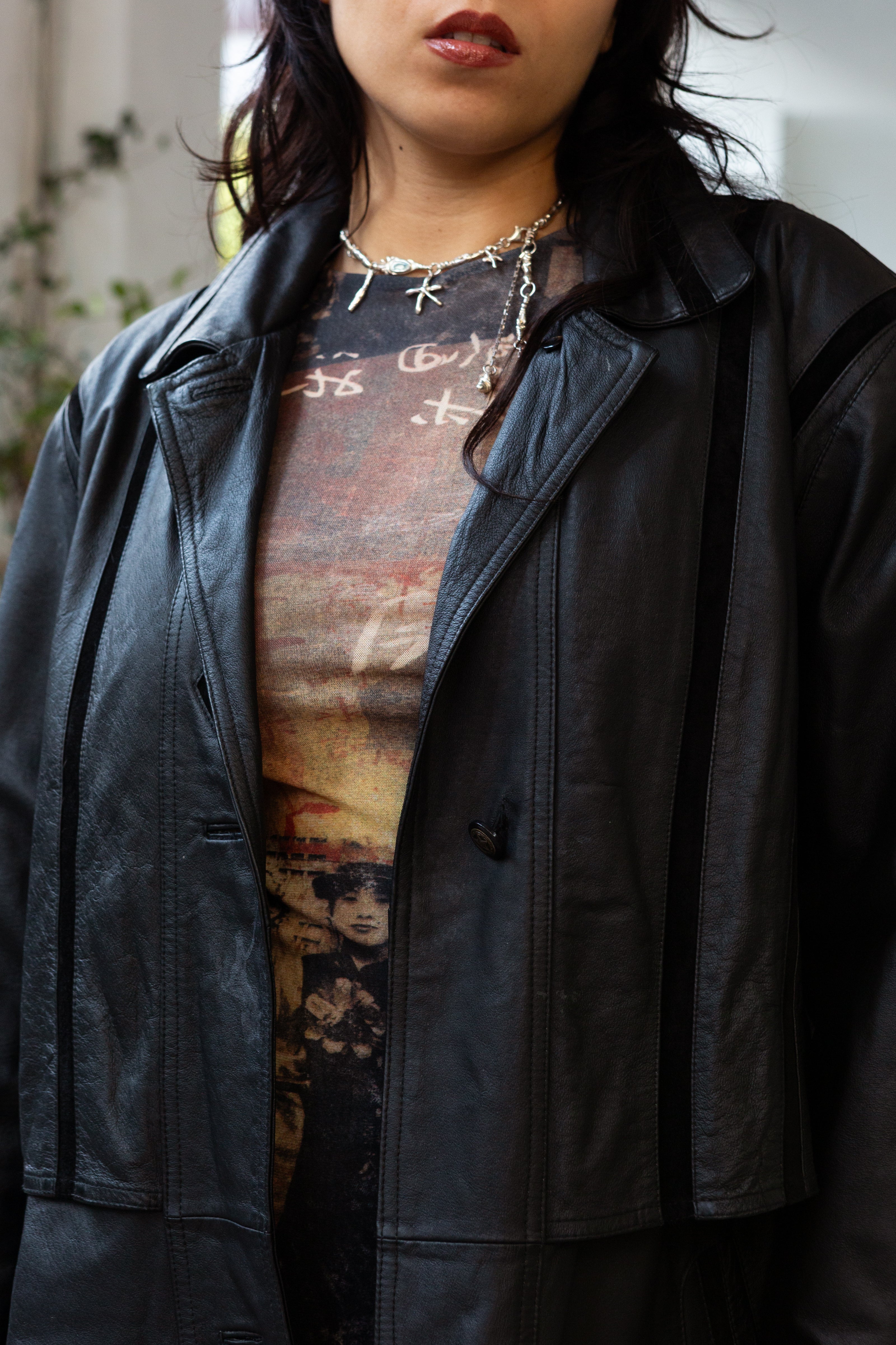 Amazing black leather jacket with vertical details (L)