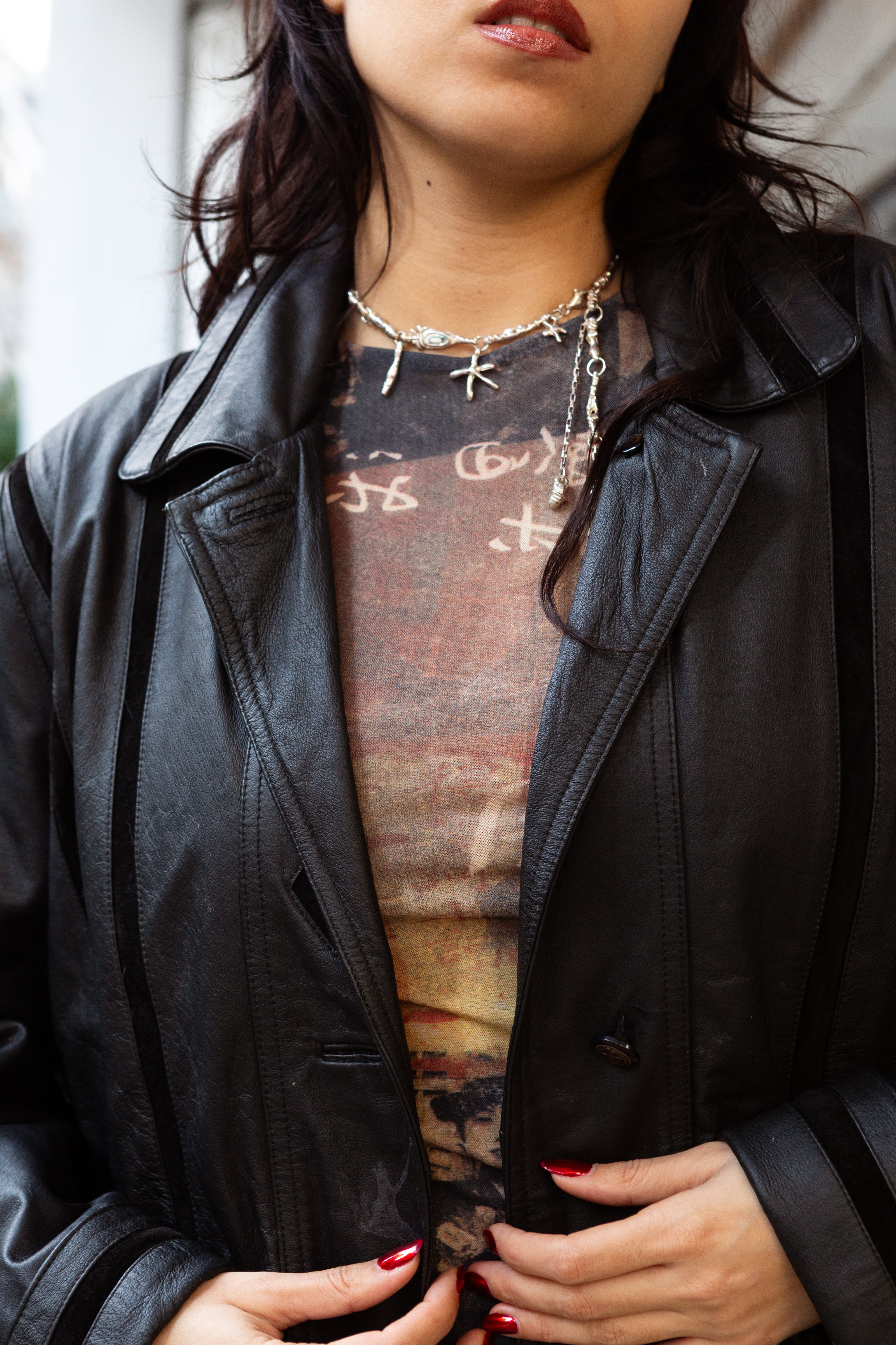 Amazing black leather jacket with vertical details (L)