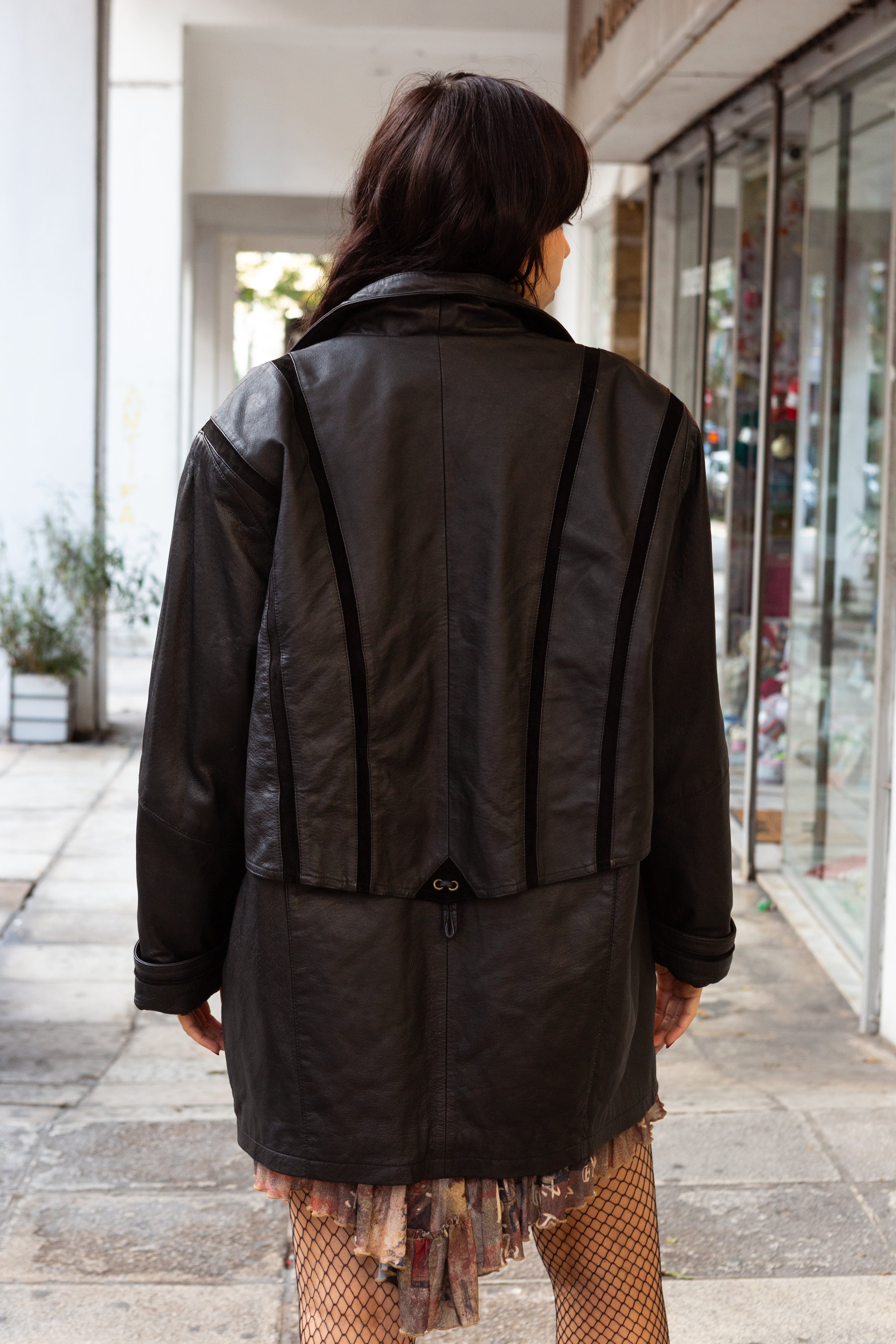 Amazing black leather jacket with vertical details (L)