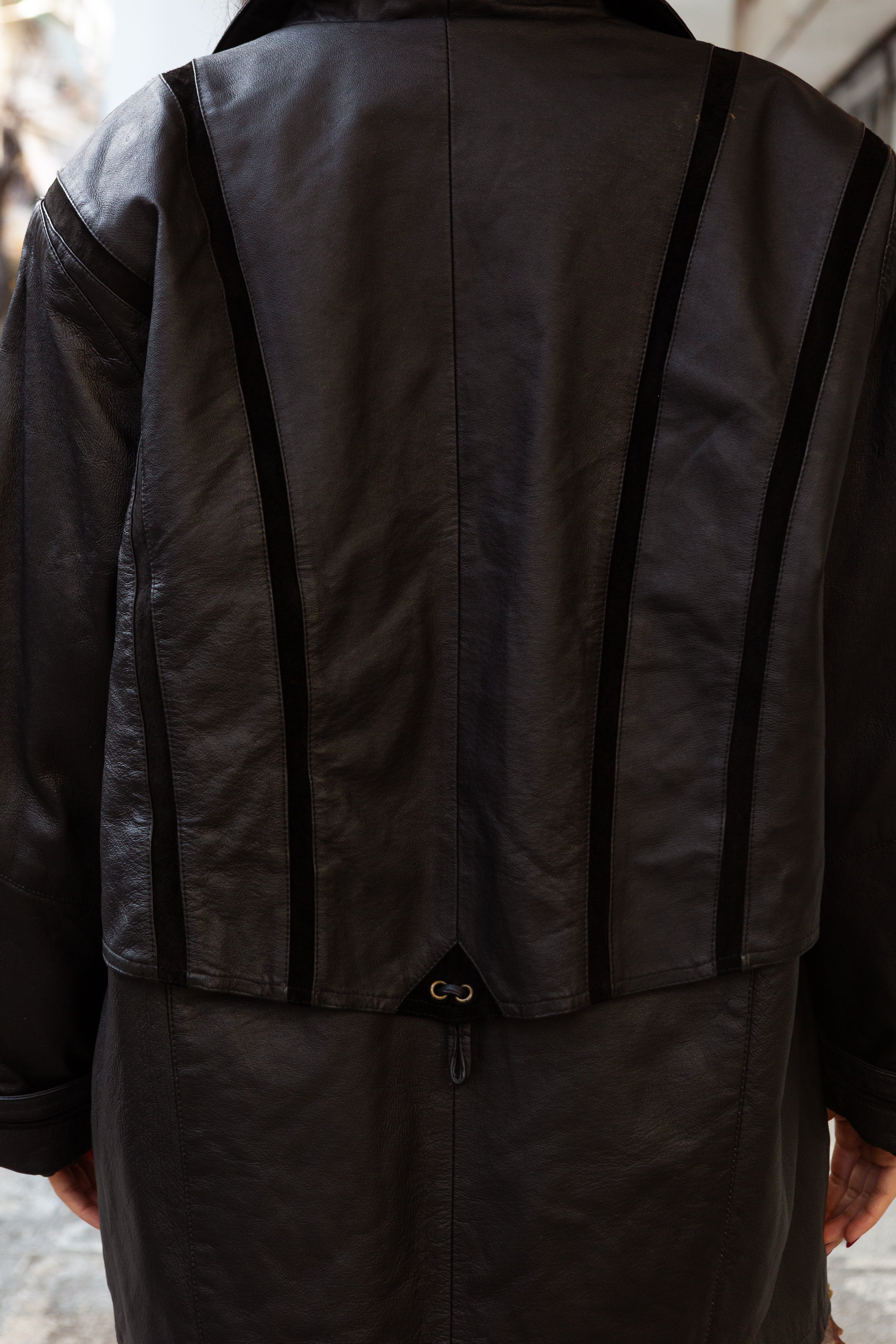 Amazing black leather jacket with vertical details (L)