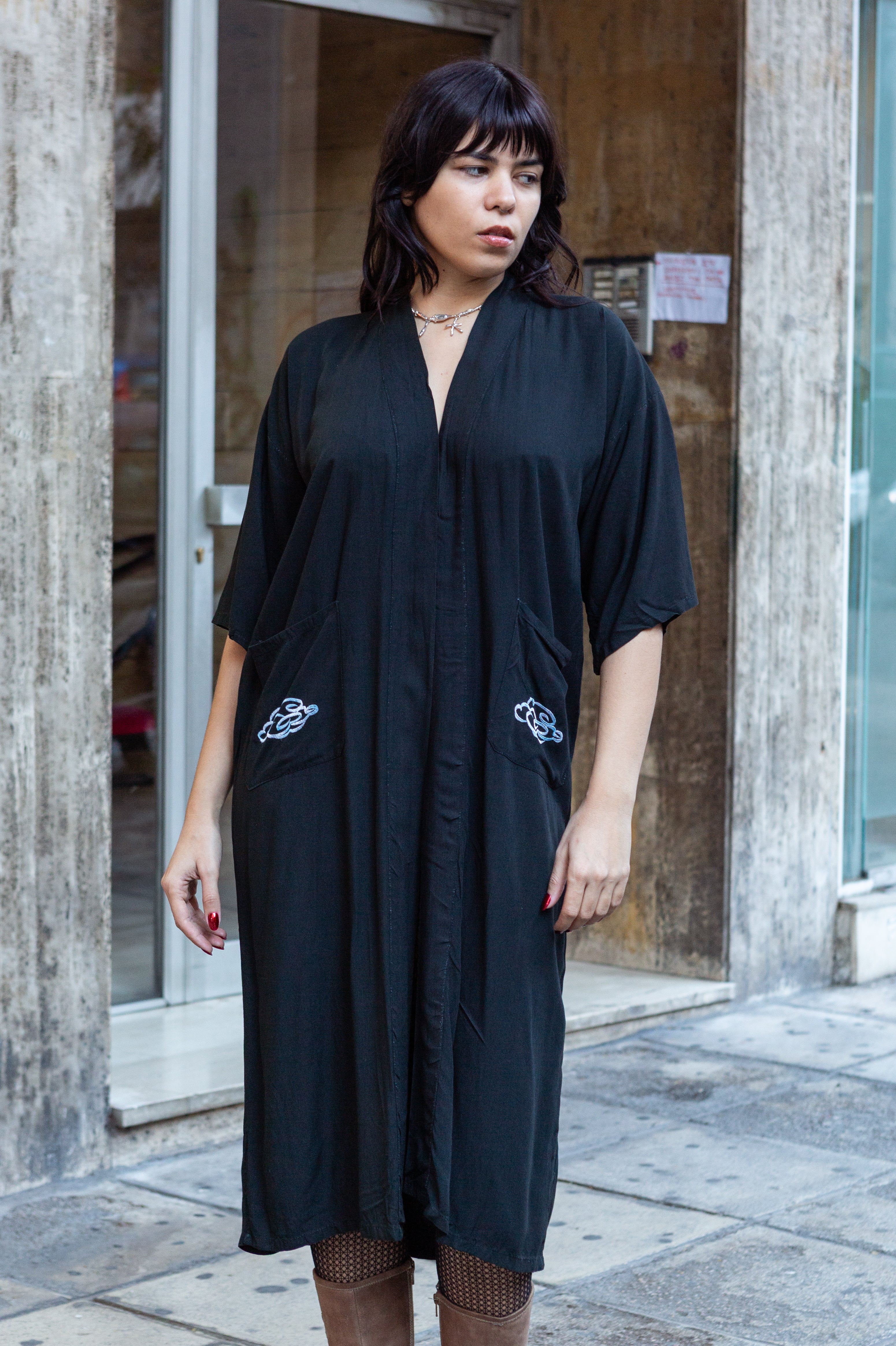 Beautiful viscose asian sobe with dragon embroidery on the back (belt missing)