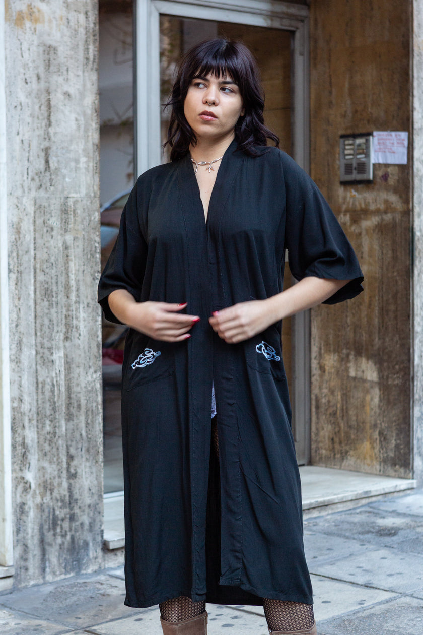 Beautiful viscose asian sobe with dragon embroidery on the back (belt missing)