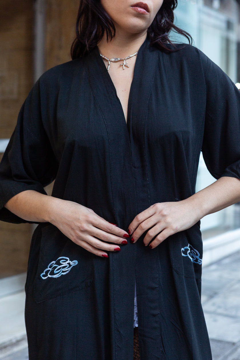 Beautiful viscose asian sobe with dragon embroidery on the back (belt missing)