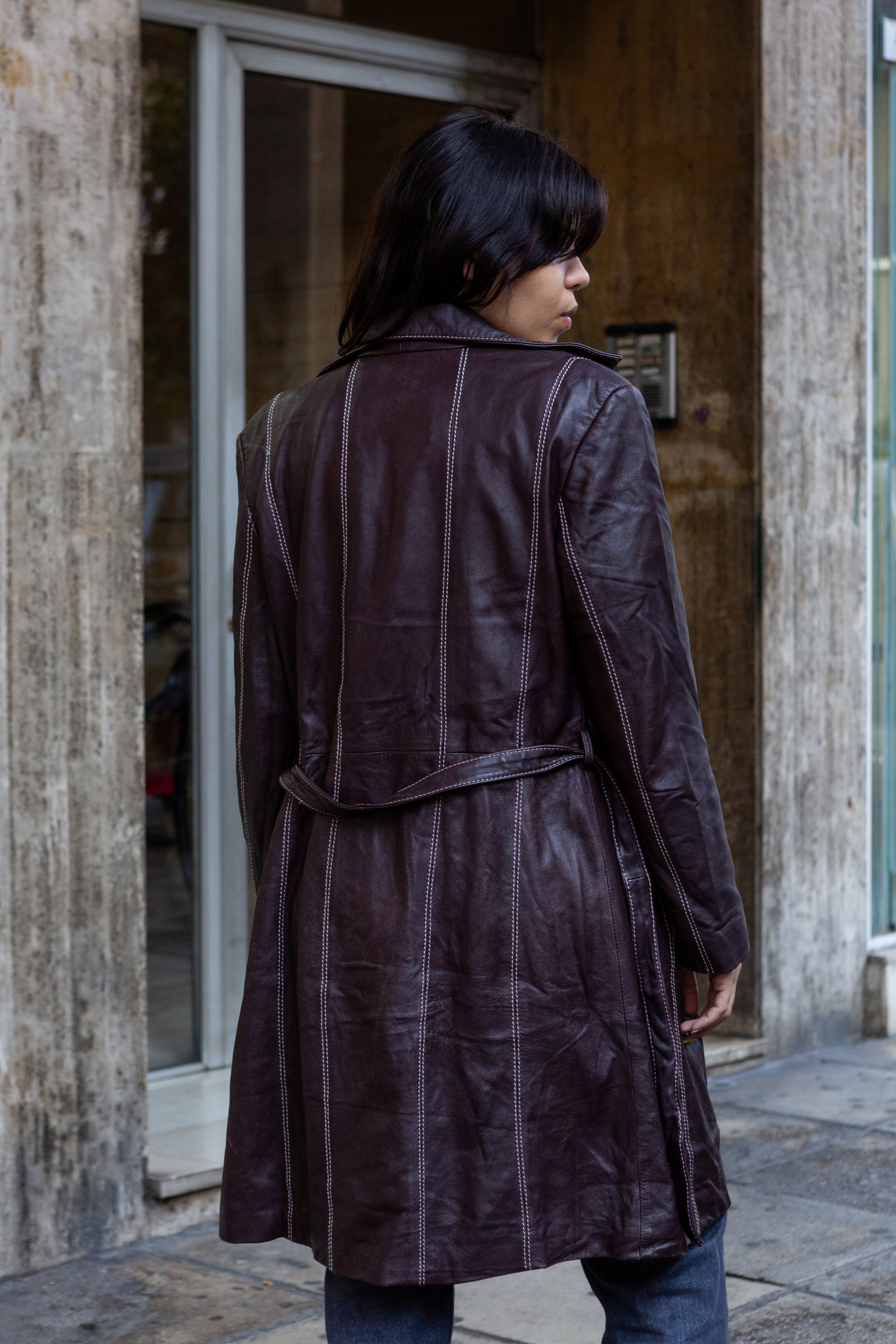 Vintage 90s Brown Leather Trench Coat with Belt – Contrast Stitching & Red Button Detail (M)