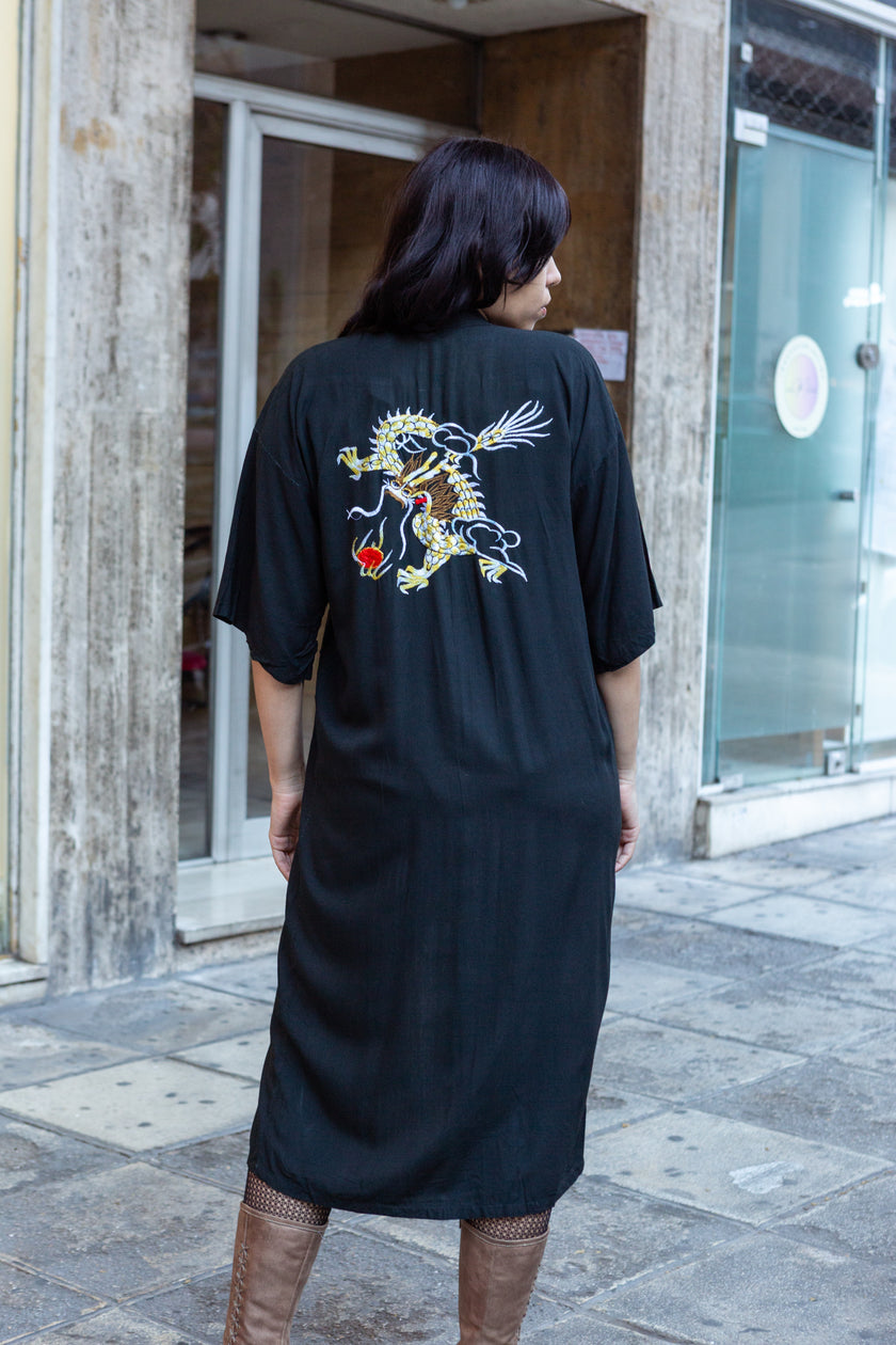 Beautiful viscose asian sobe with dragon embroidery on the back (belt missing)