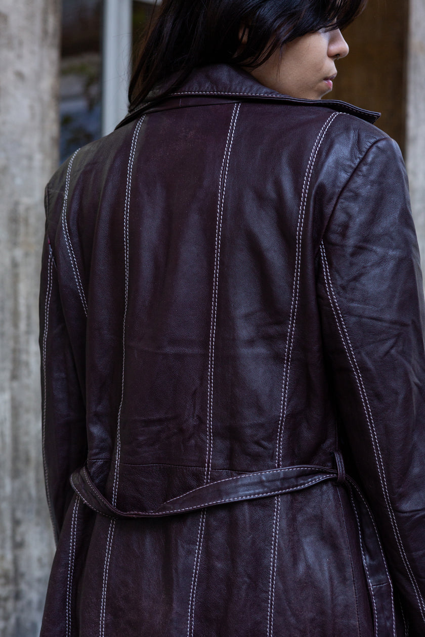 Vintage 90s Brown Leather Trench Coat with Belt – Contrast Stitching & Red Button Detail (M)