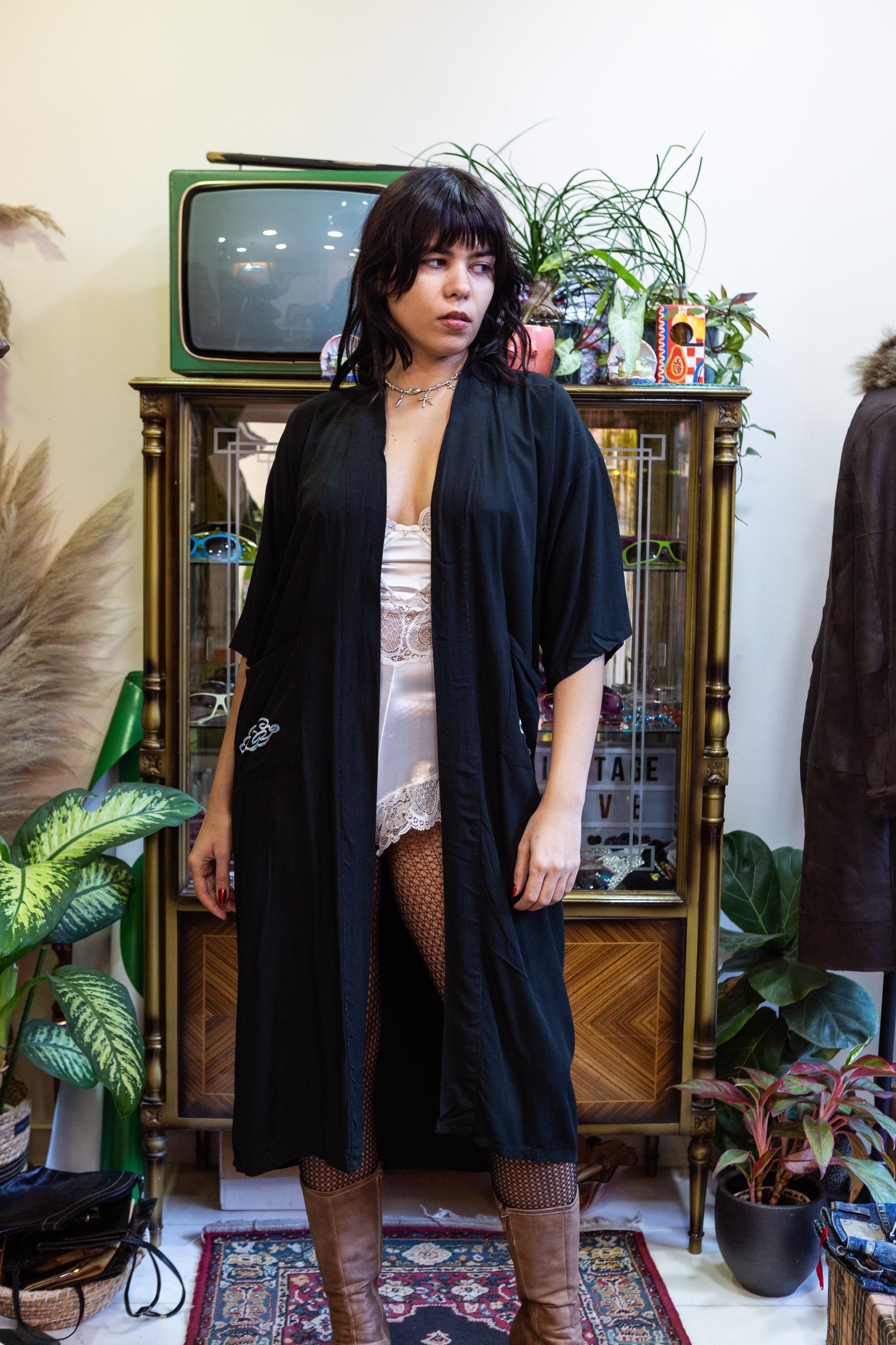 Beautiful viscose asian sobe with dragon embroidery on the back (belt missing)