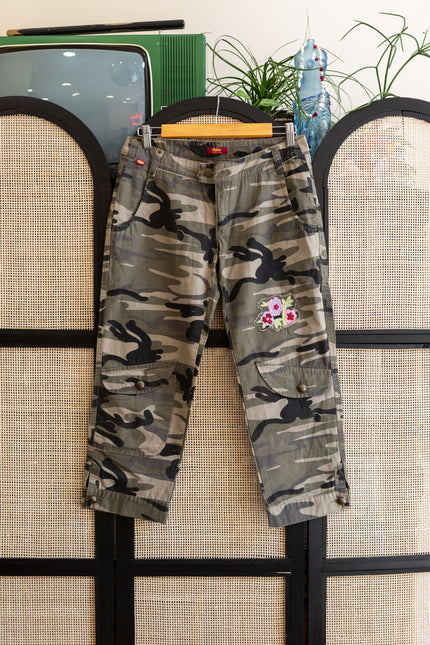 Super hot low waisted Buffalo London camo capri pants