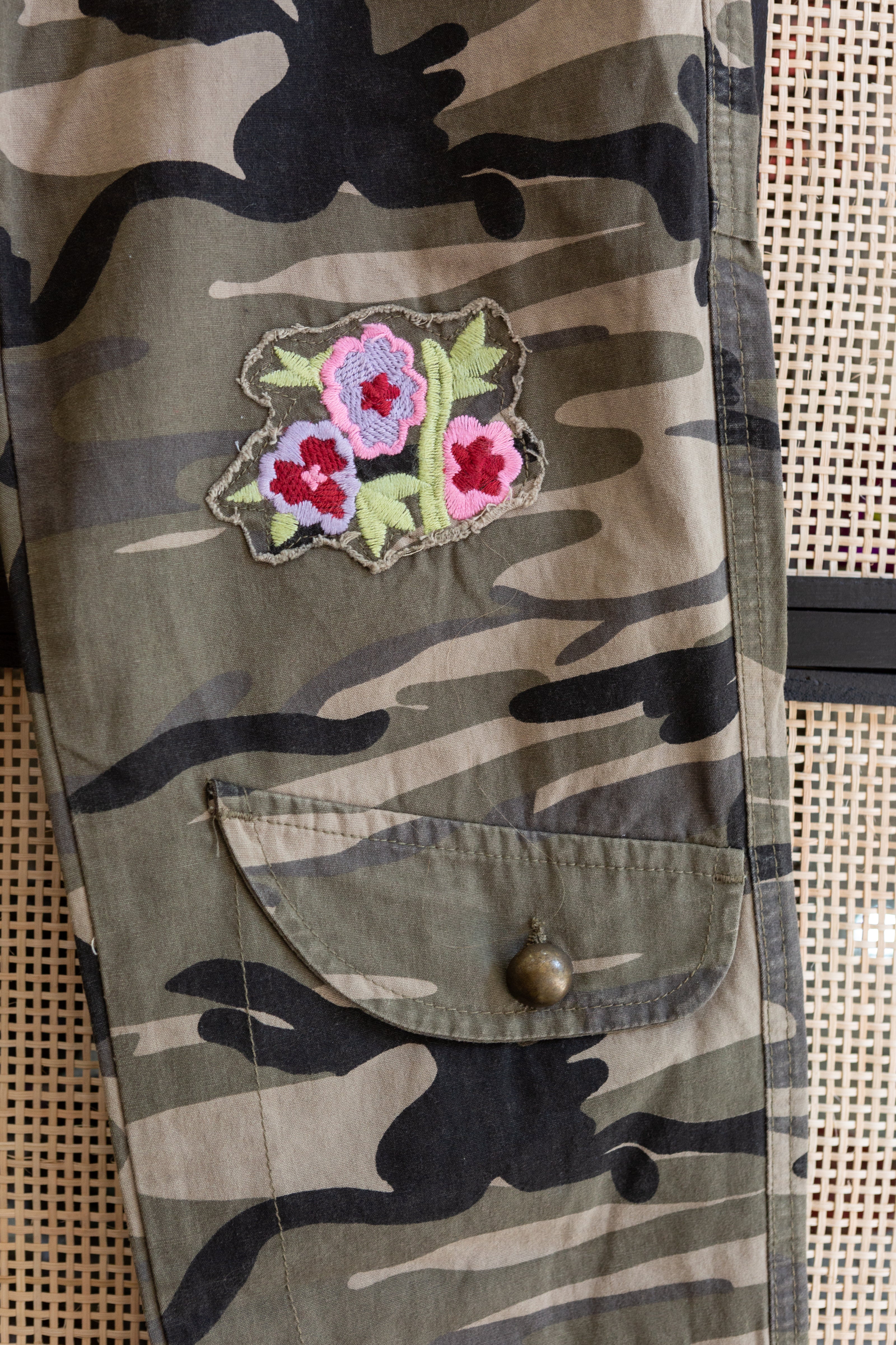 Super hot low waisted Buffalo London camo capri pants