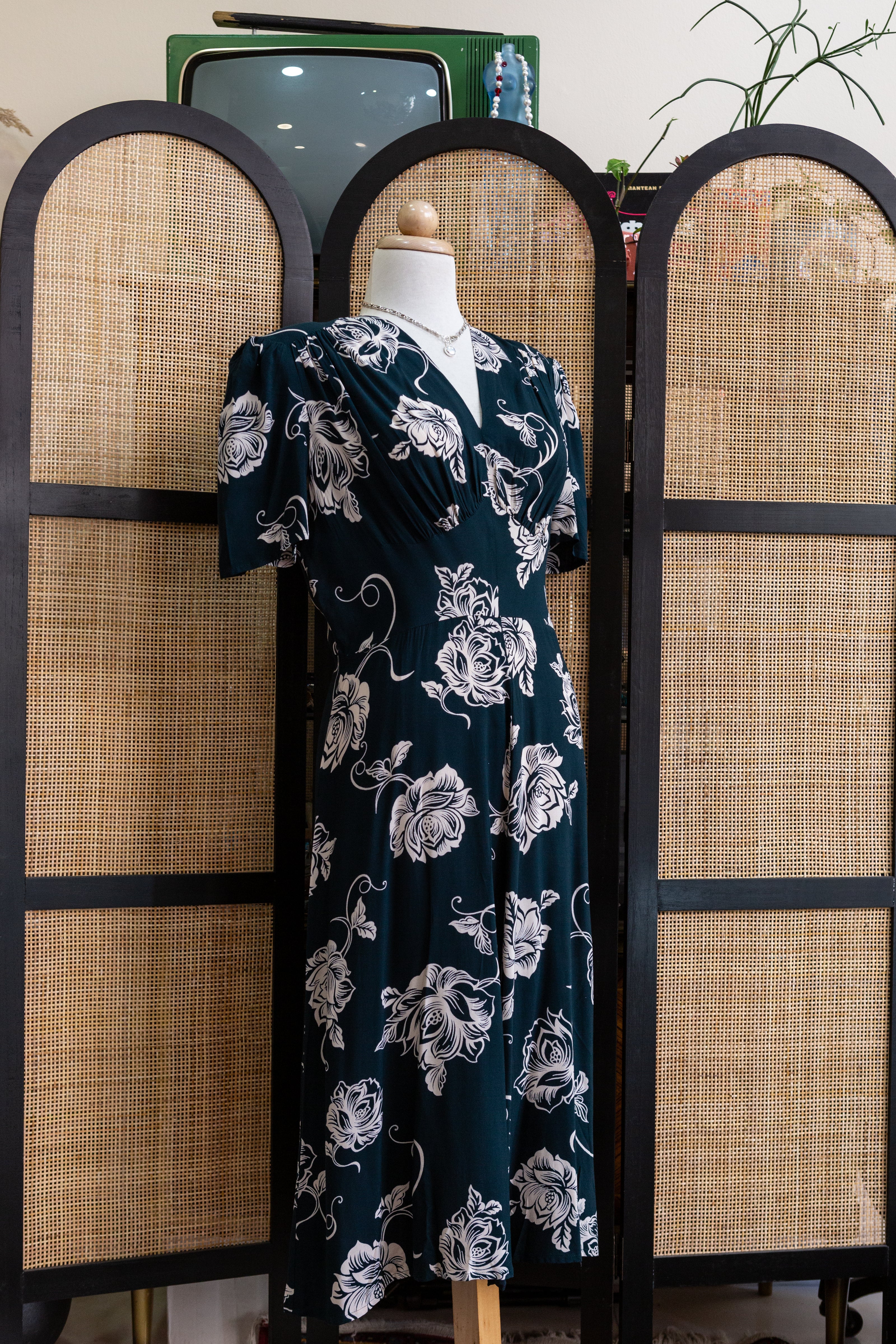Beautiful dark green floral vintage style dress