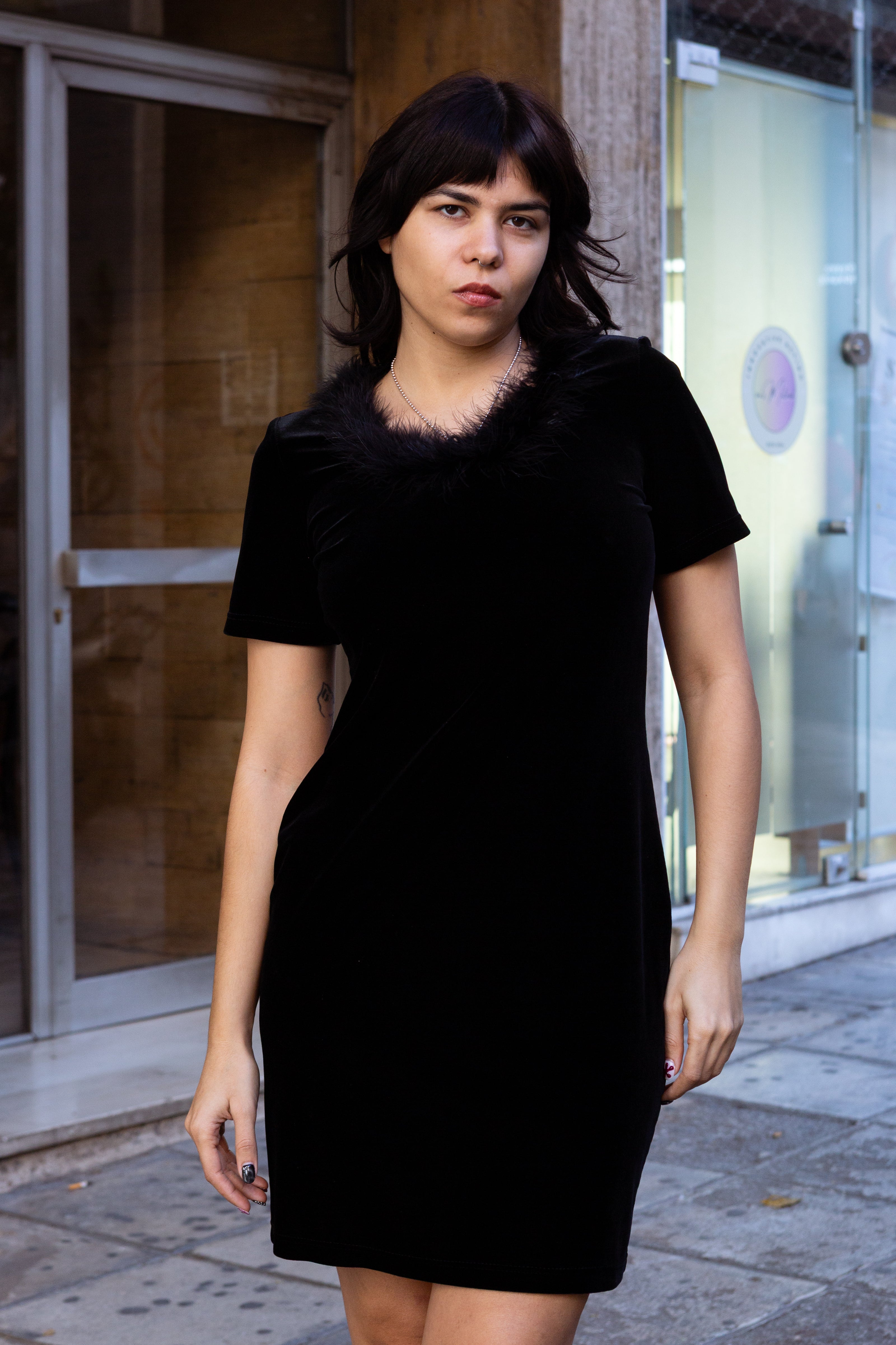 Super cute velvet bodycon dress with feather collar (L)