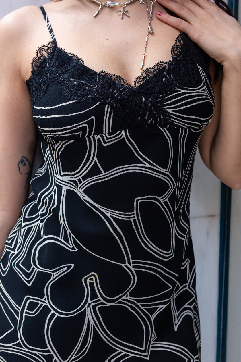 Very pretty black and white with lace detailing (M)