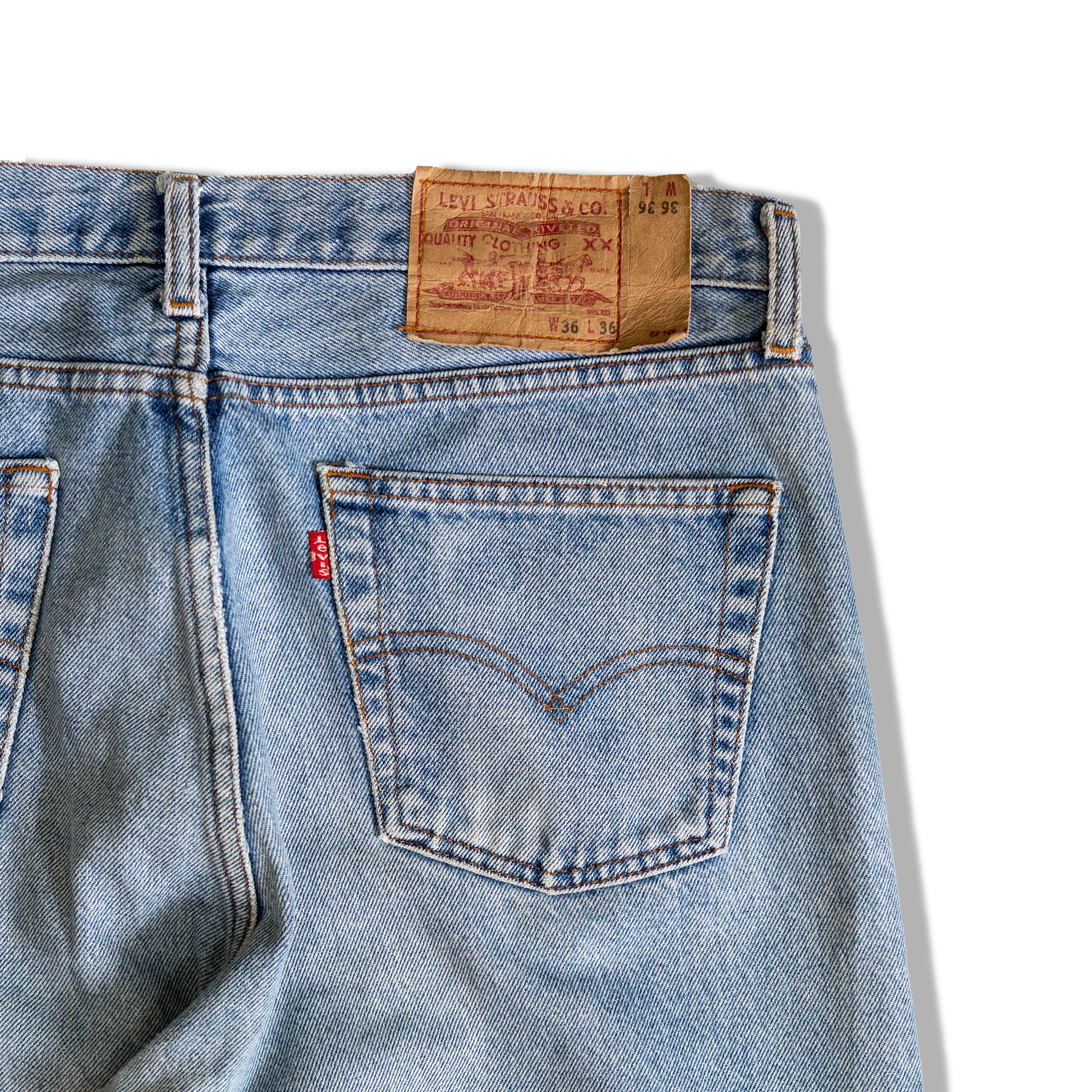 Levis 501 light wash jeans (W36)