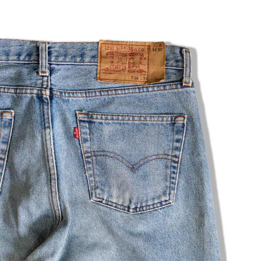 Levis 501 light wash jeans (W36)