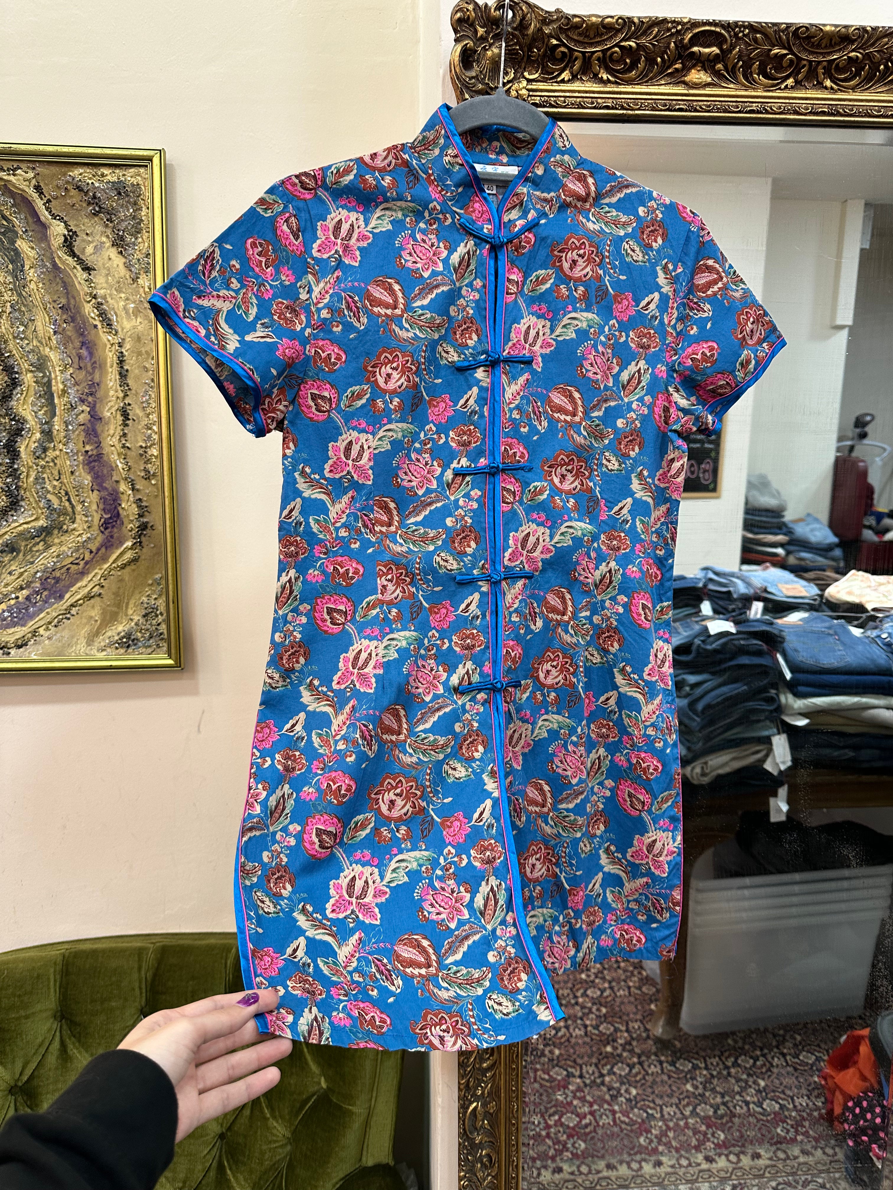 Stunning qipao style top with slits on the sides