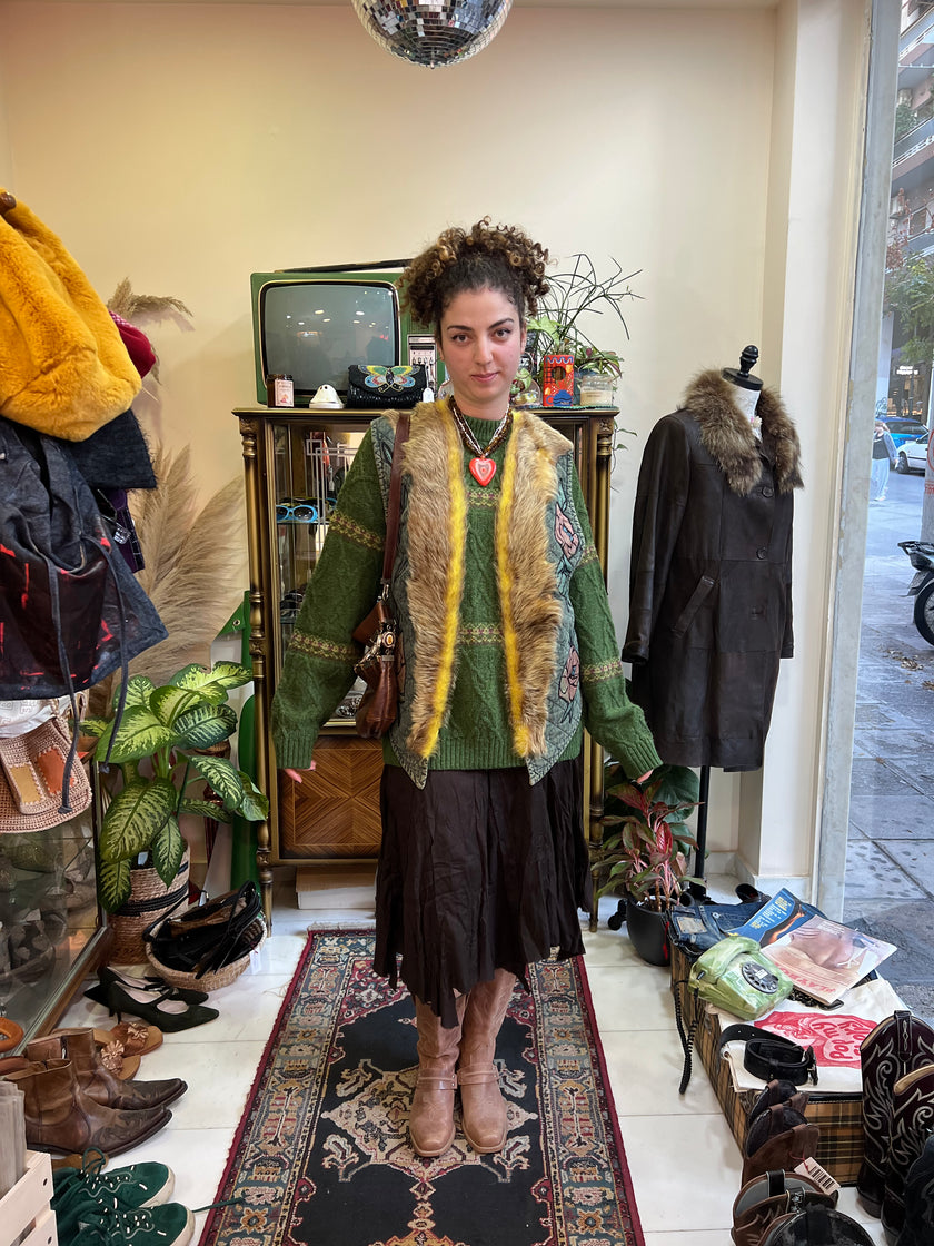 Unique vintage vest with embroired details and faux fur trim