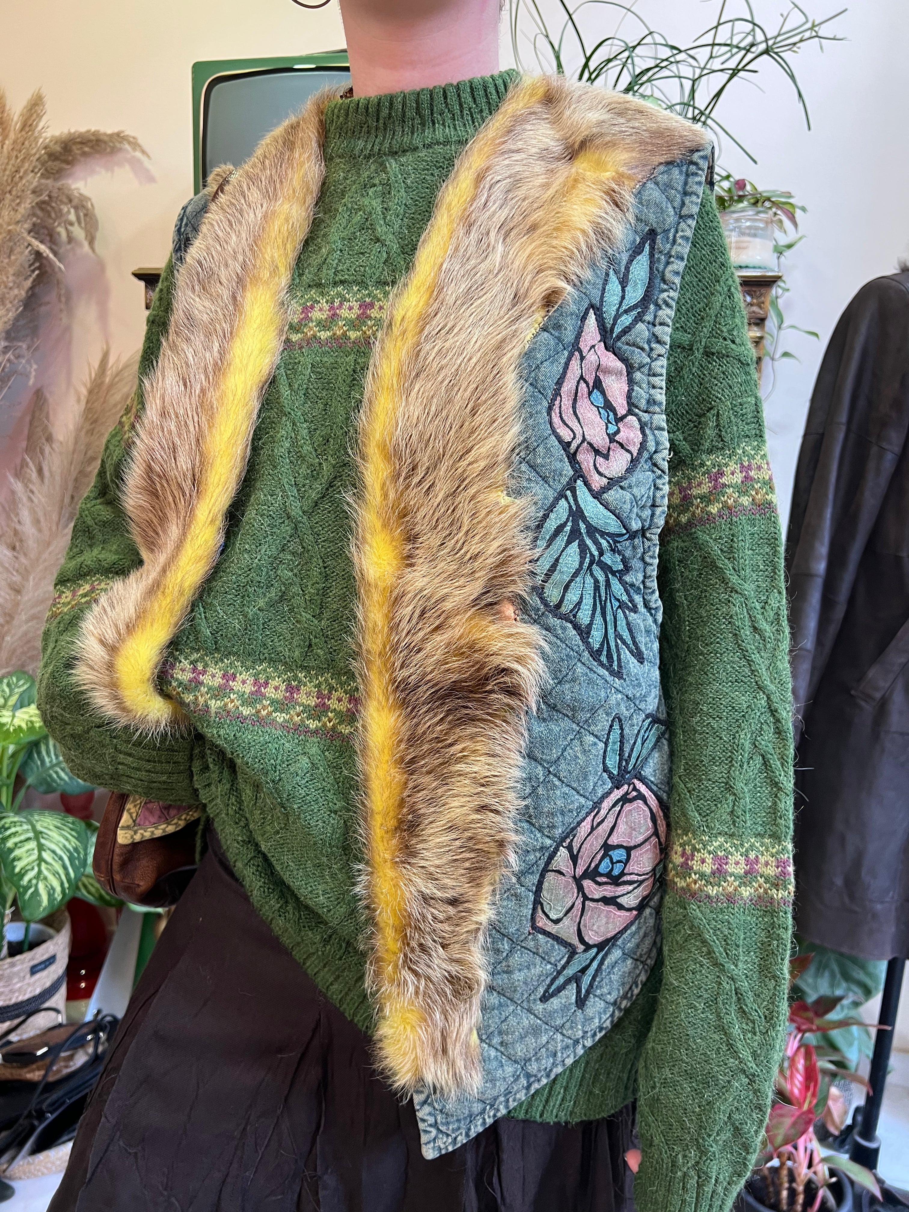 Unique vintage vest with embroired details and faux fur trim