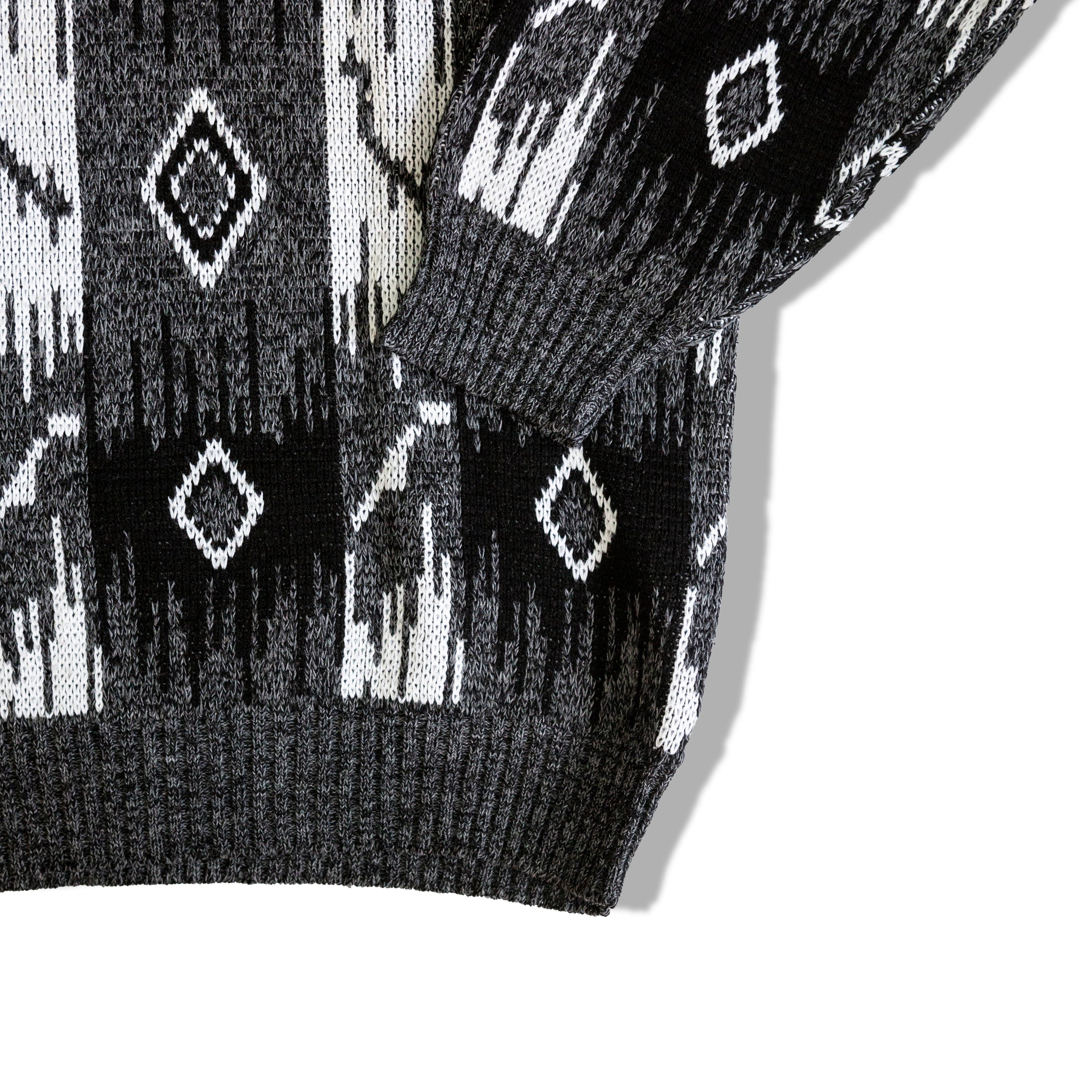 Cozy graphic knit sweater in grey, black & white