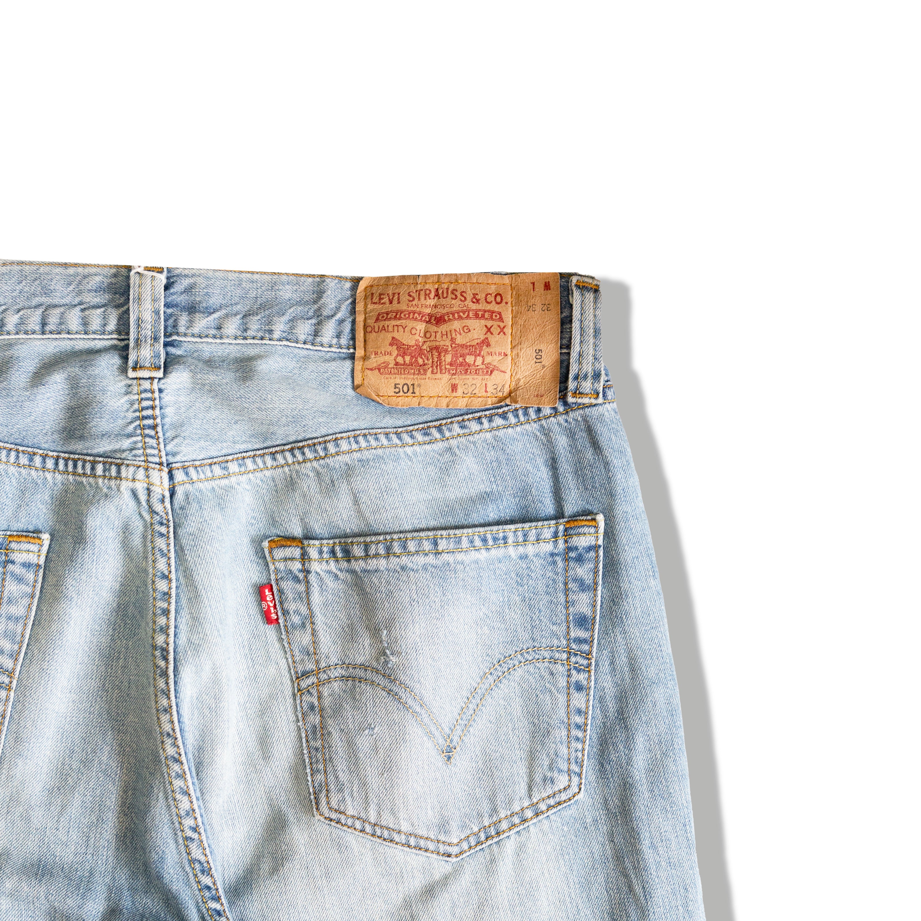 Levis 501 light wash jeans (W32)