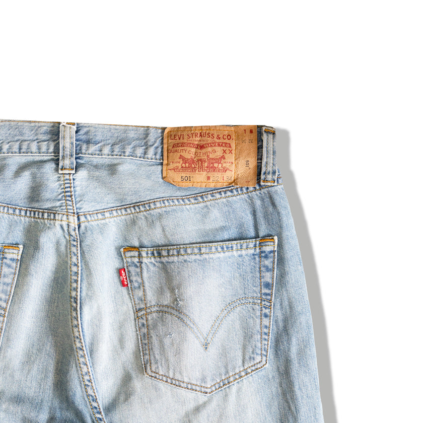 Levis 501 light wash jeans (W32)