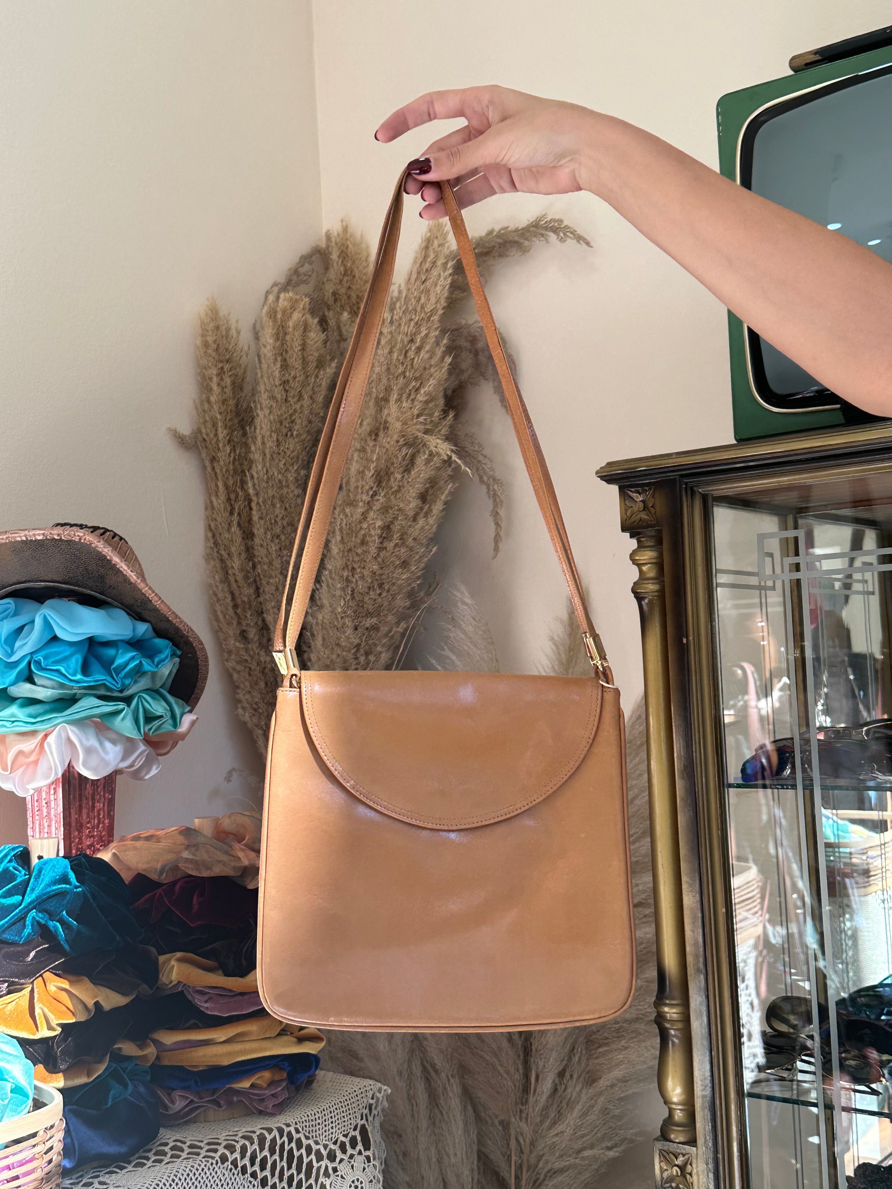 Vintage leather shoulder bag