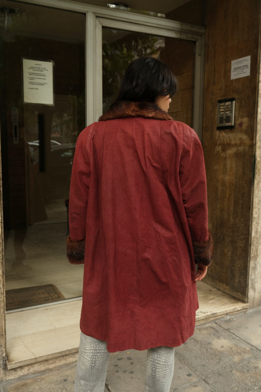 Stunning burgundy Italian vintage genuine leather coat with fur collar
