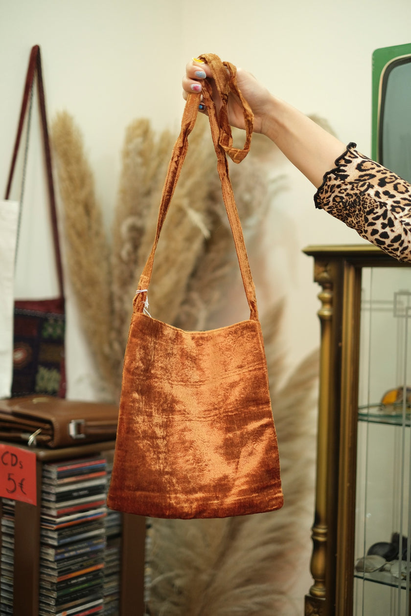 Super cute deadstock cross body bag