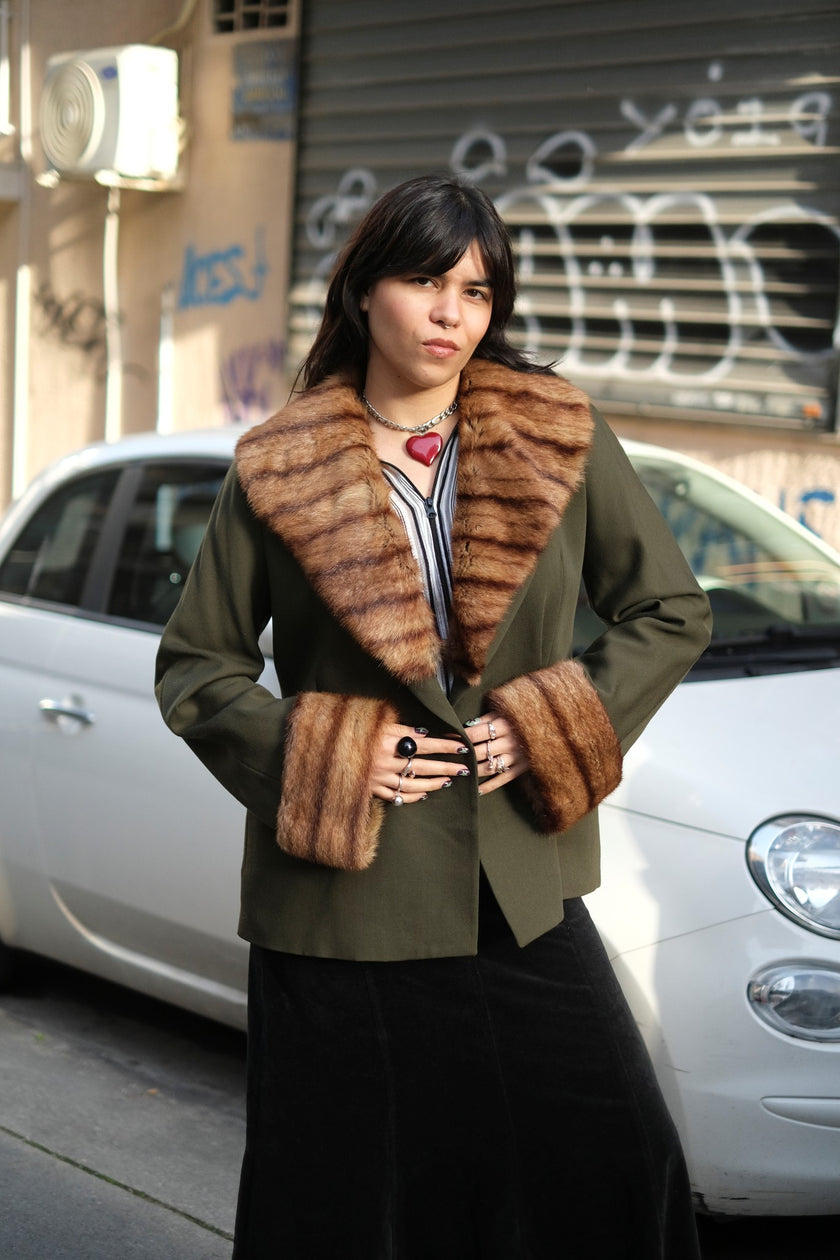 Stunning pure vergine wool green coat with fawx fur collar (L)