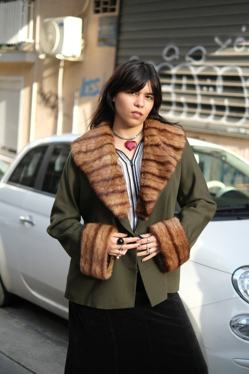 Stunning pure vergine wool green coat with fawx fur collar (L)