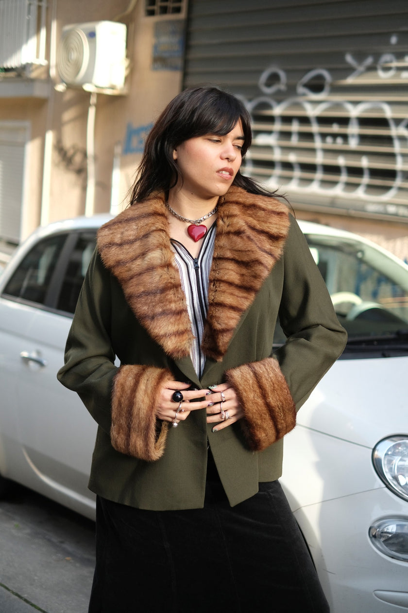 Stunning pure vergine wool green coat with fawx fur collar (L)