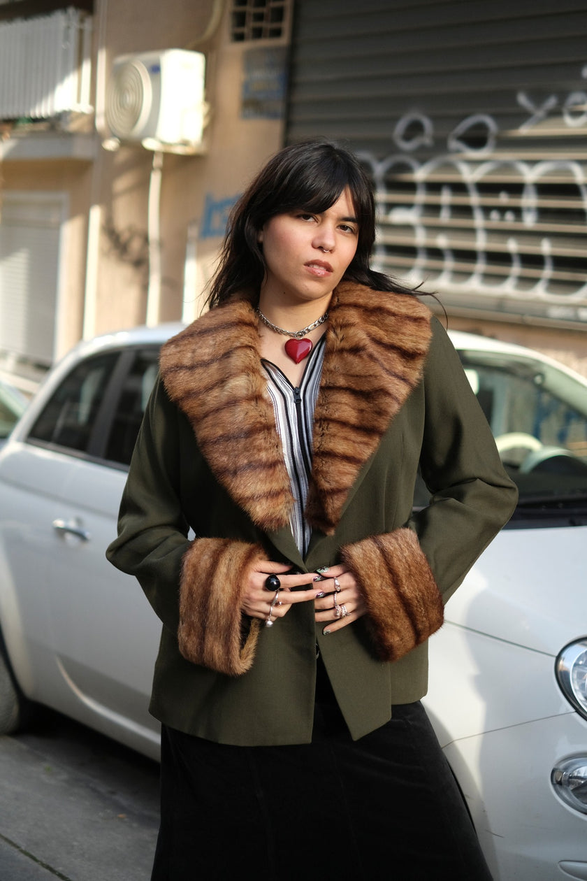 Stunning pure vergine wool green coat with fawx fur collar (L)
