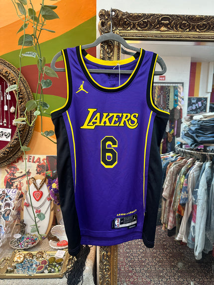 Nike Jordan Men's Los Angeles Lakers LeBron James Swingman Jersey (S)