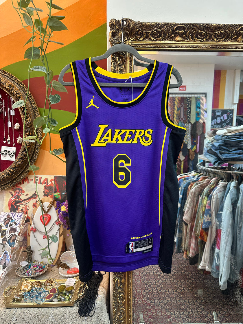 Nike Jordan Men's Los Angeles Lakers LeBron James Swingman Jersey (S)