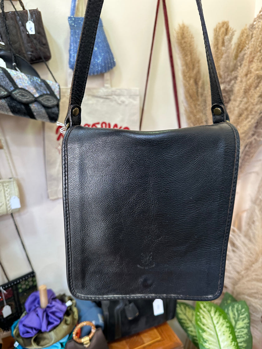 Italian vintage real leather cross body bag with adjustable strap