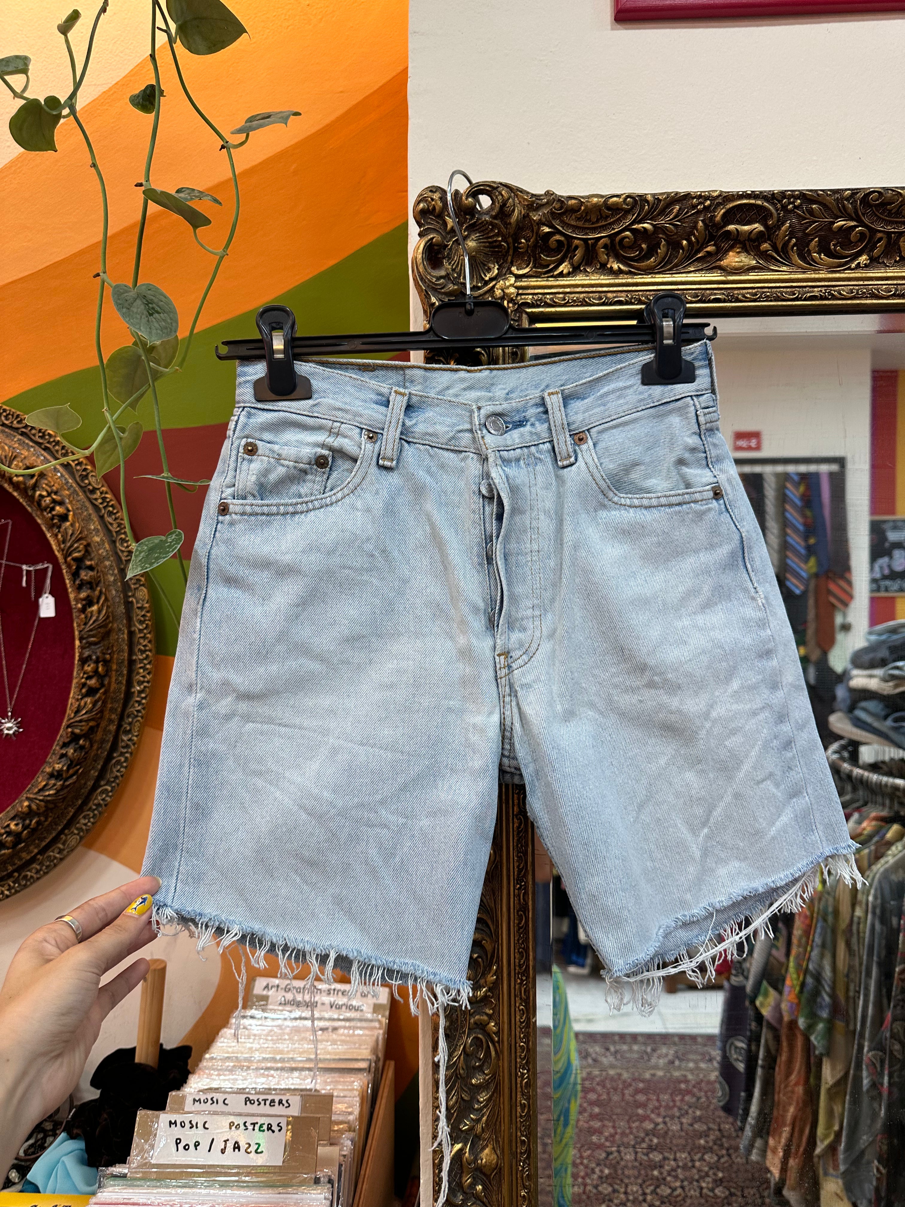 Vintage LEVIS 501 denim shorts (W28)