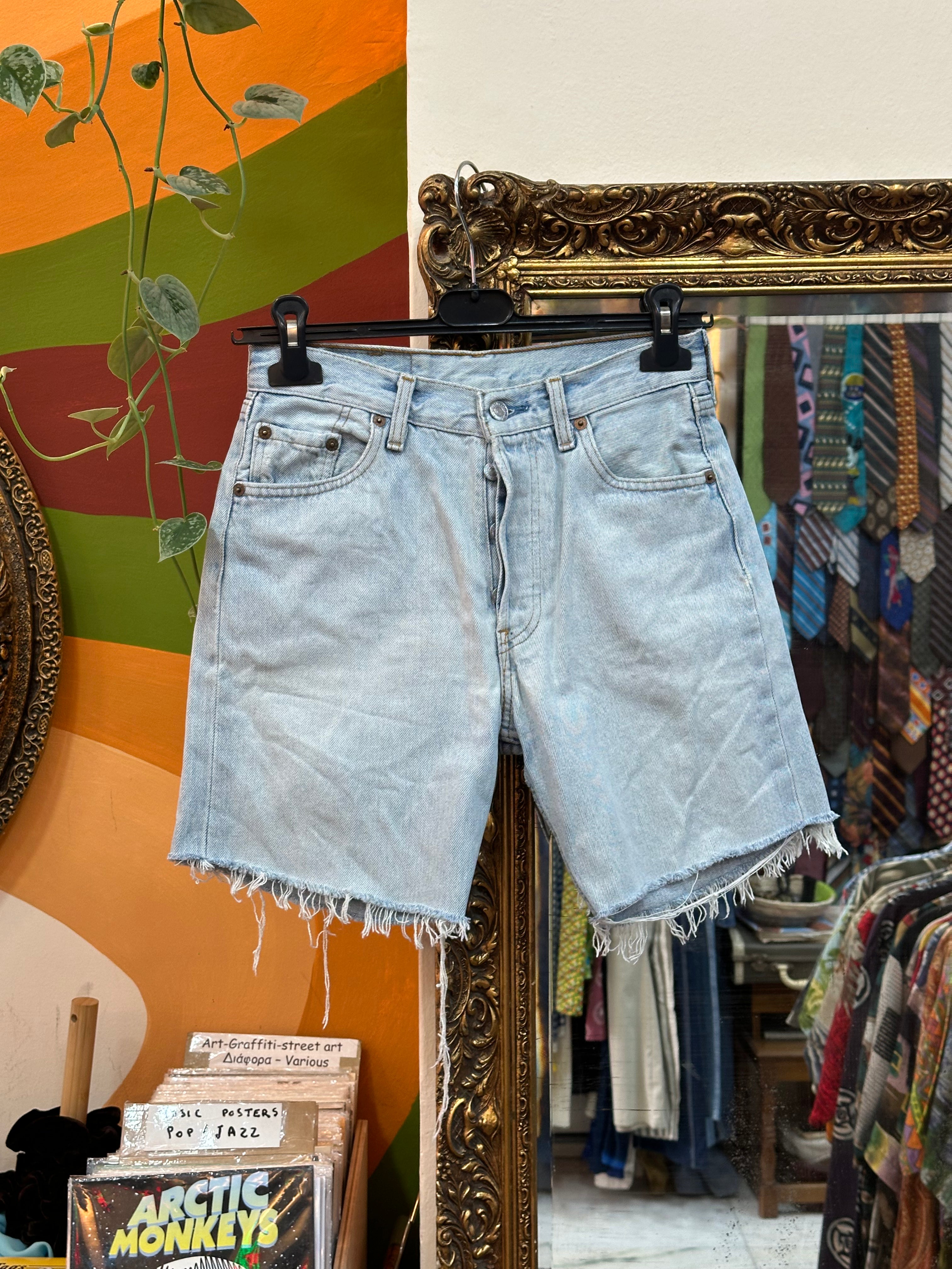 Vintage LEVIS 501 denim shorts (W28)