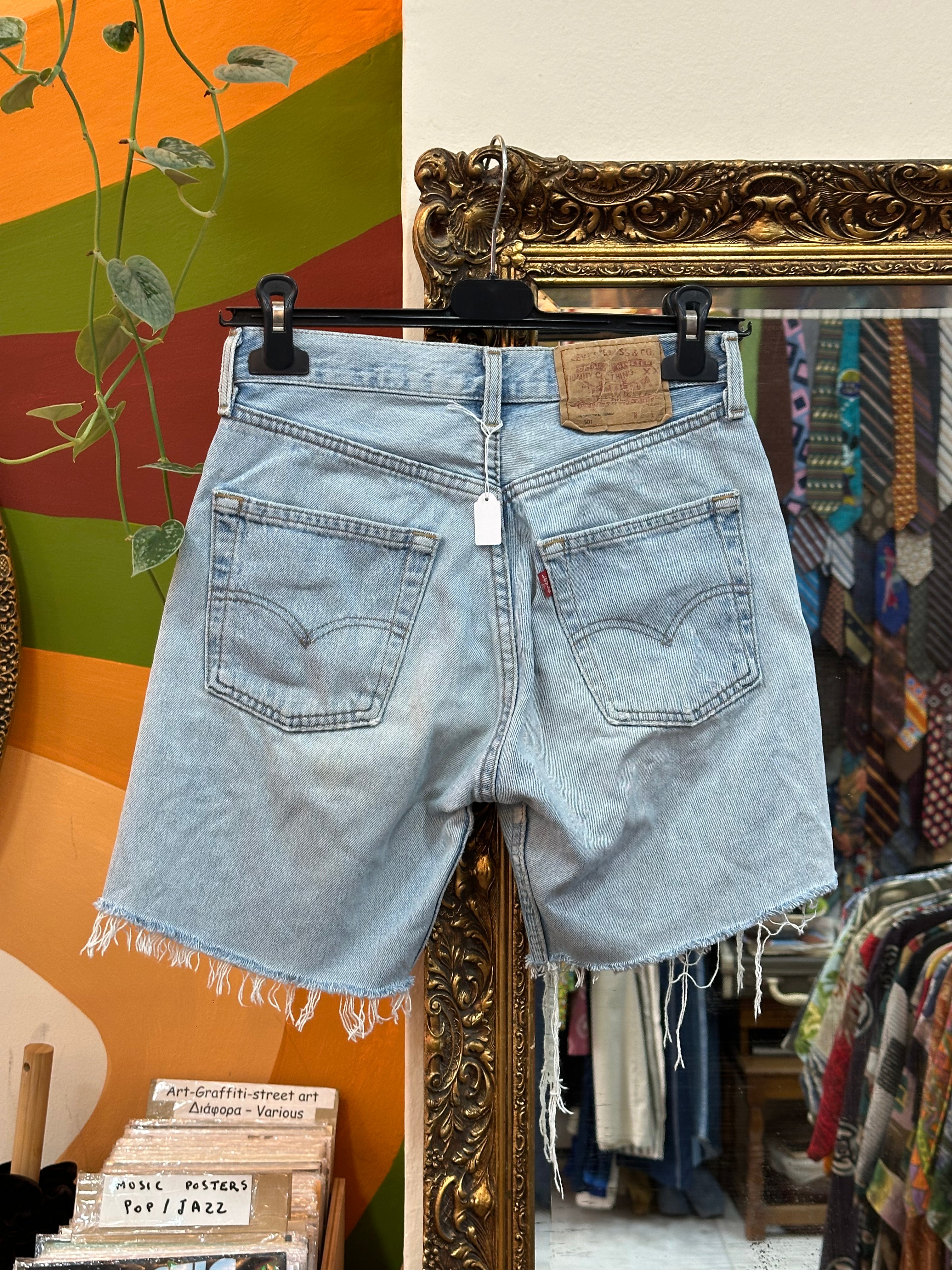 Vintage LEVIS 501 denim shorts (W28)