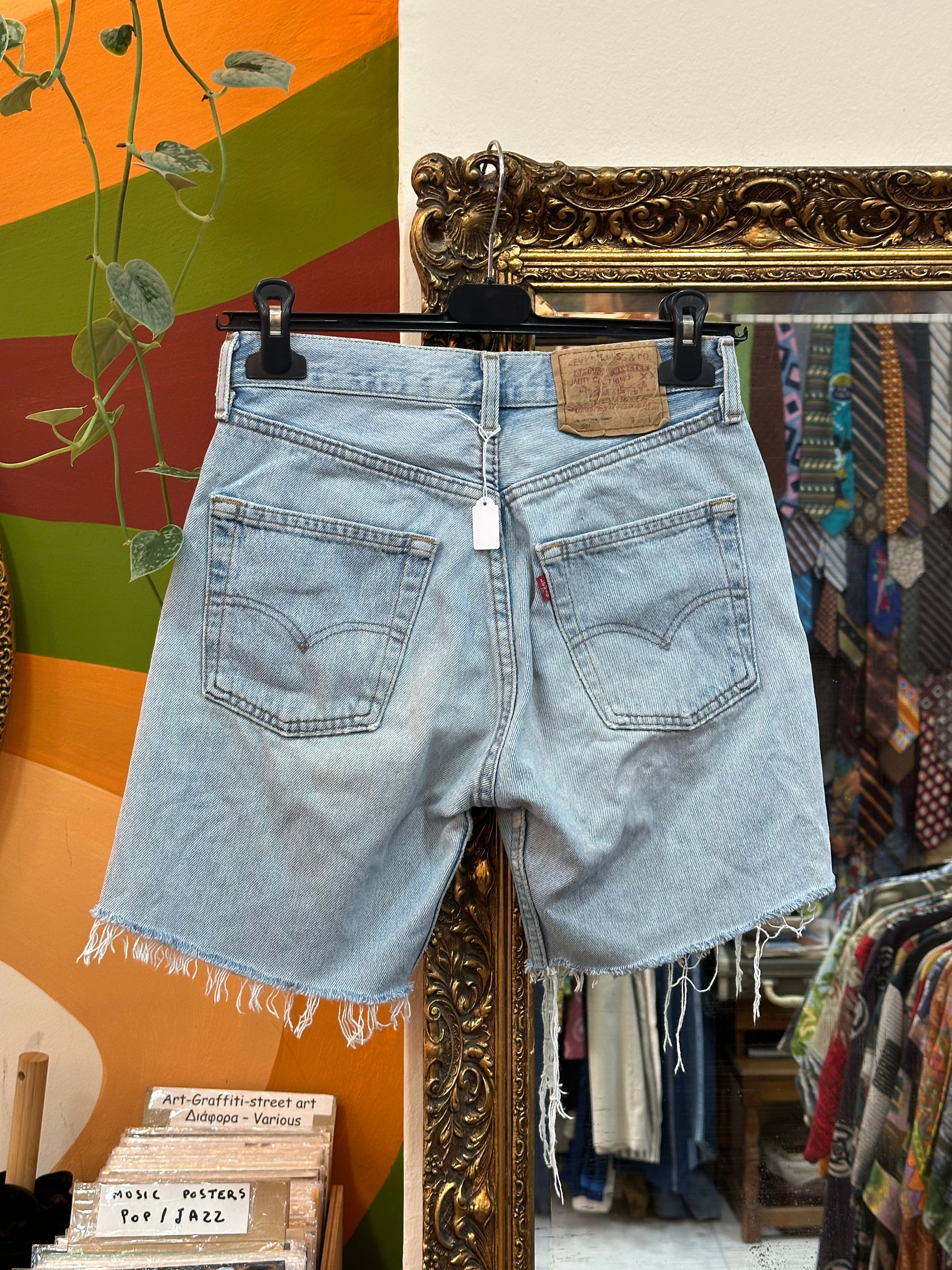 Vintage LEVIS 501 denim shorts (W28)