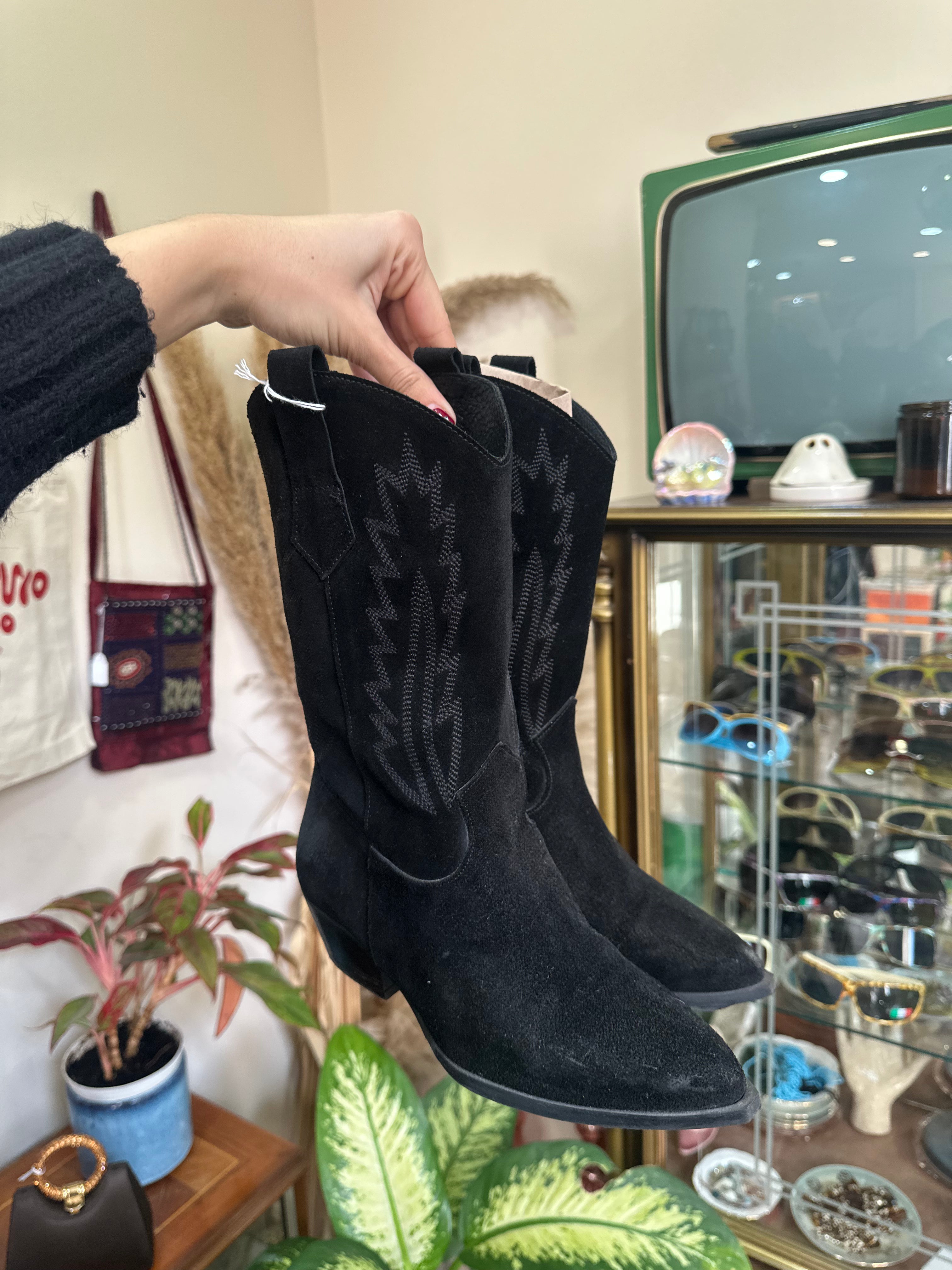 Italian vintage suede western style boots (37)