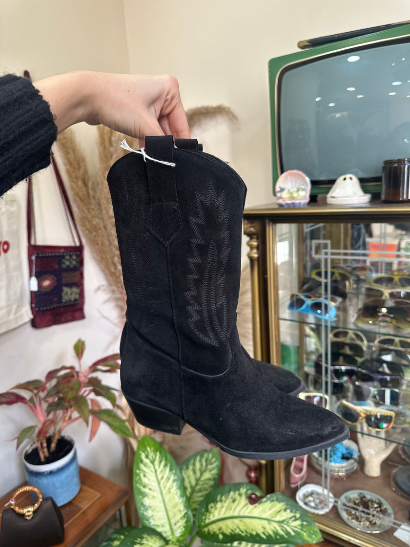 Italian vintage suede western style boots (37)