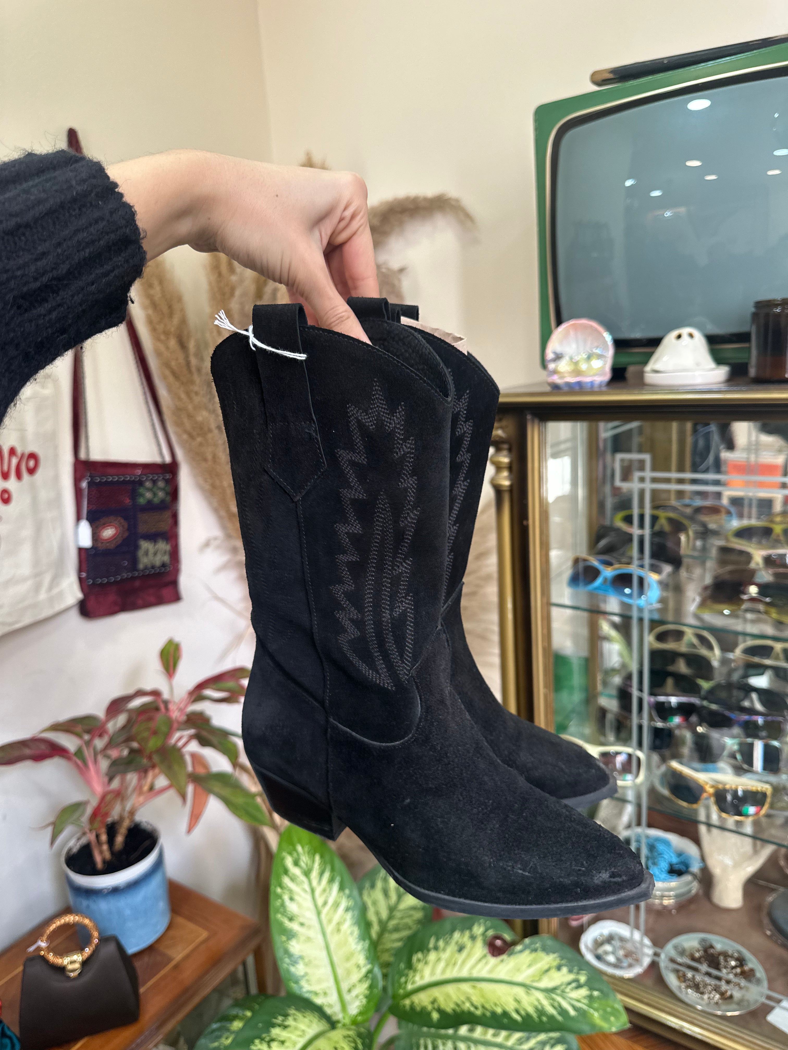 Italian vintage suede western style boots (37)