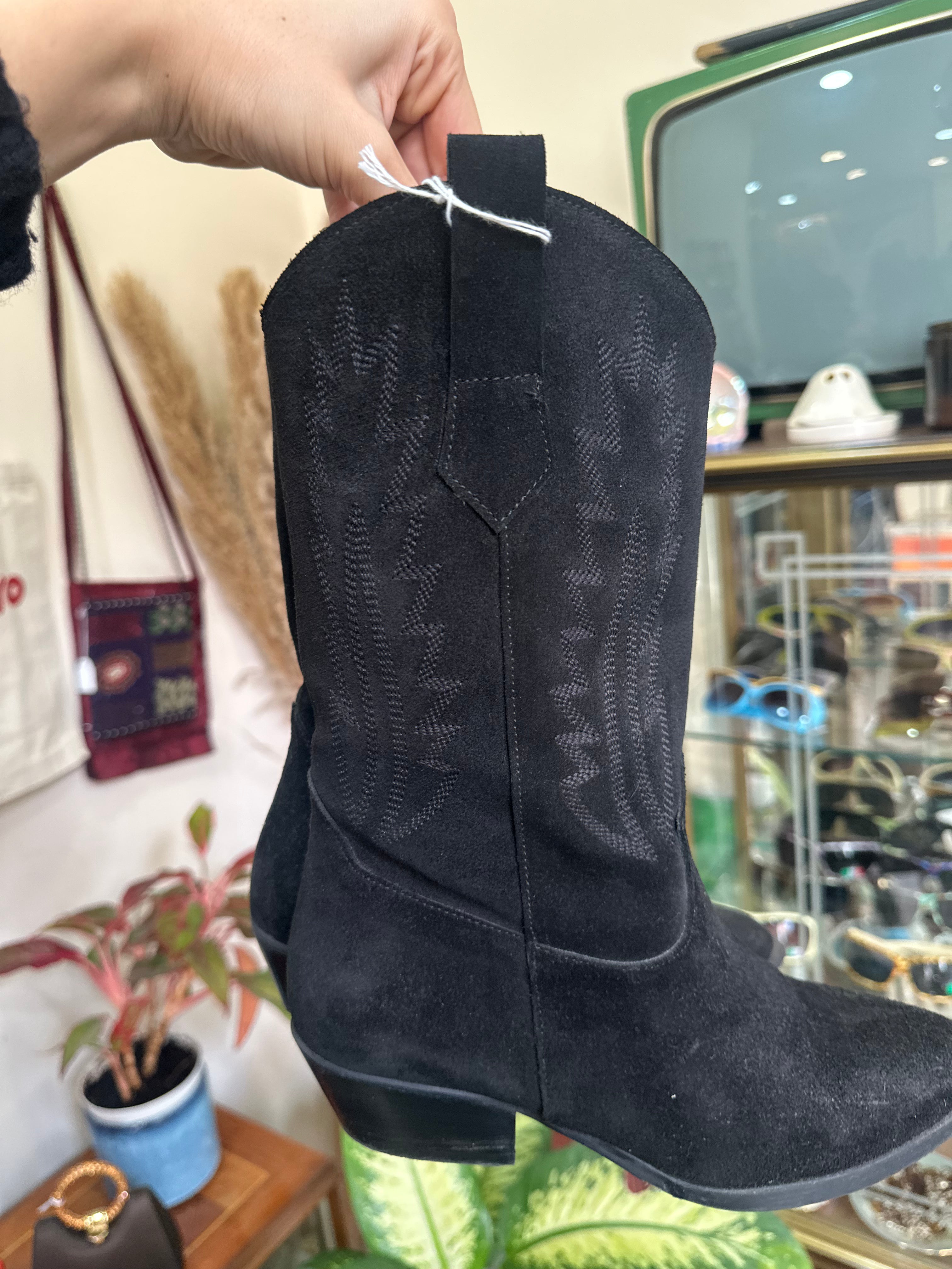 Italian vintage suede western style boots (37)