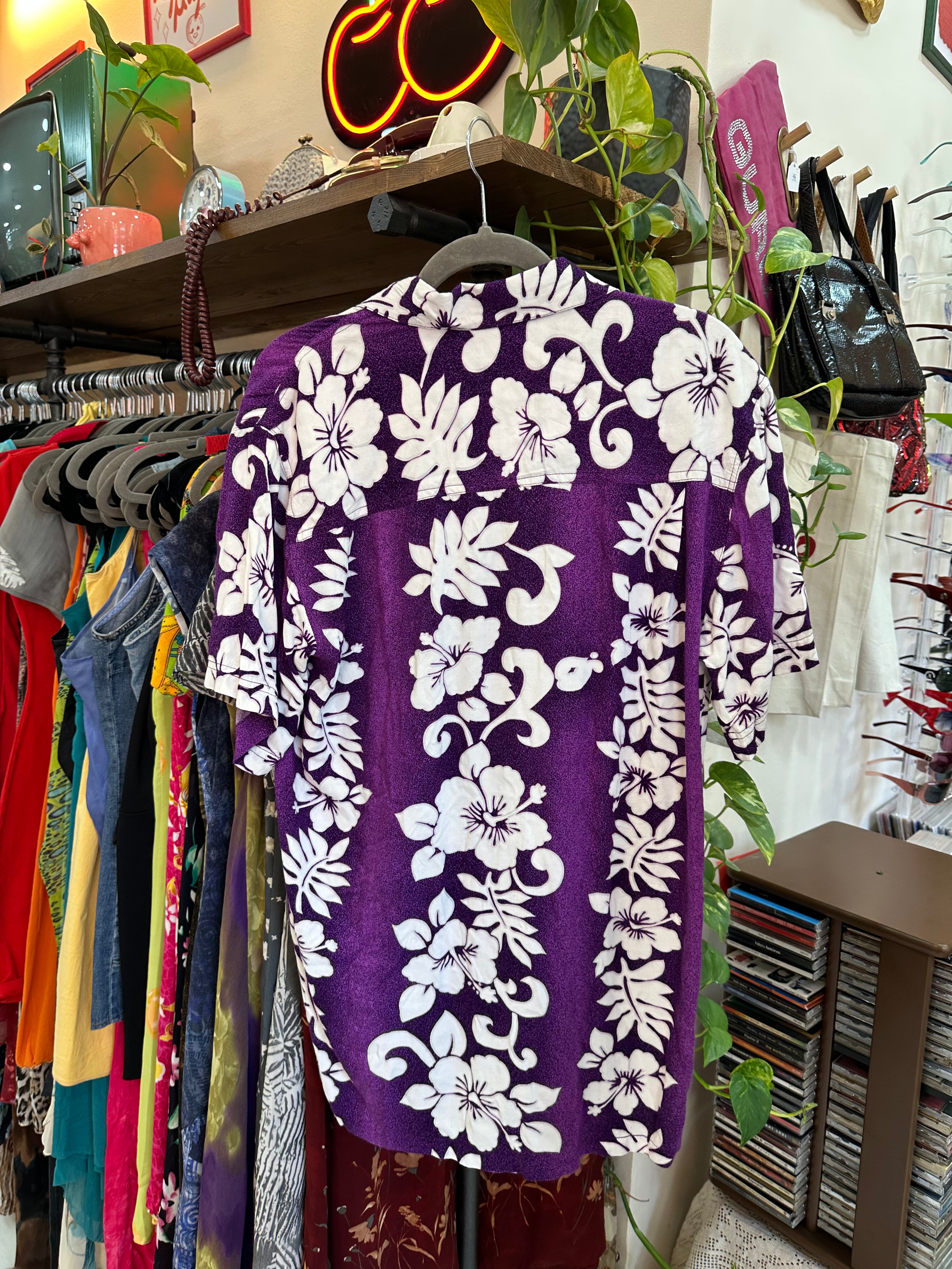 Beautiful Men’s Hawaiian style shirt (M)
