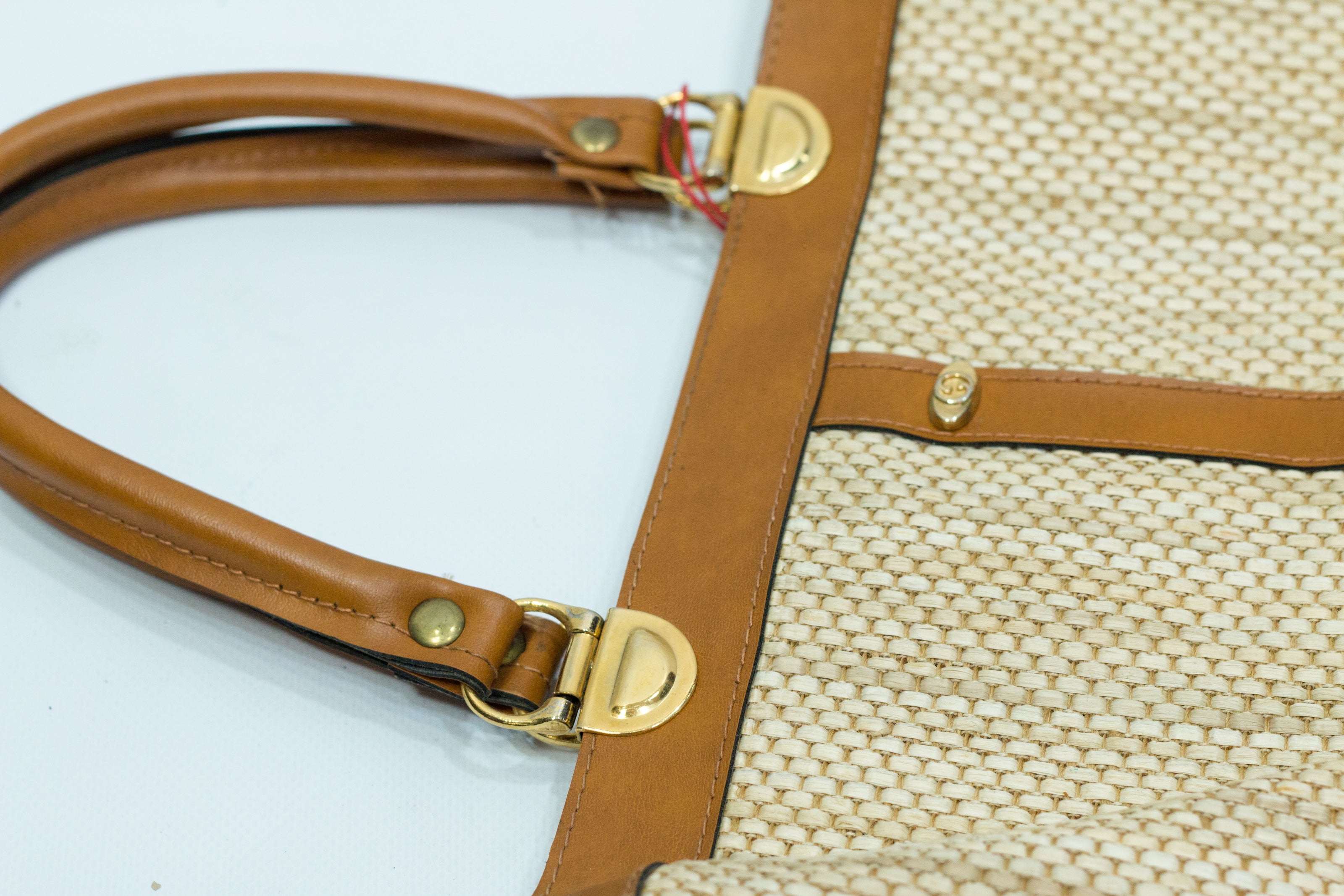 Beautiful vintage leather & straw handbag
