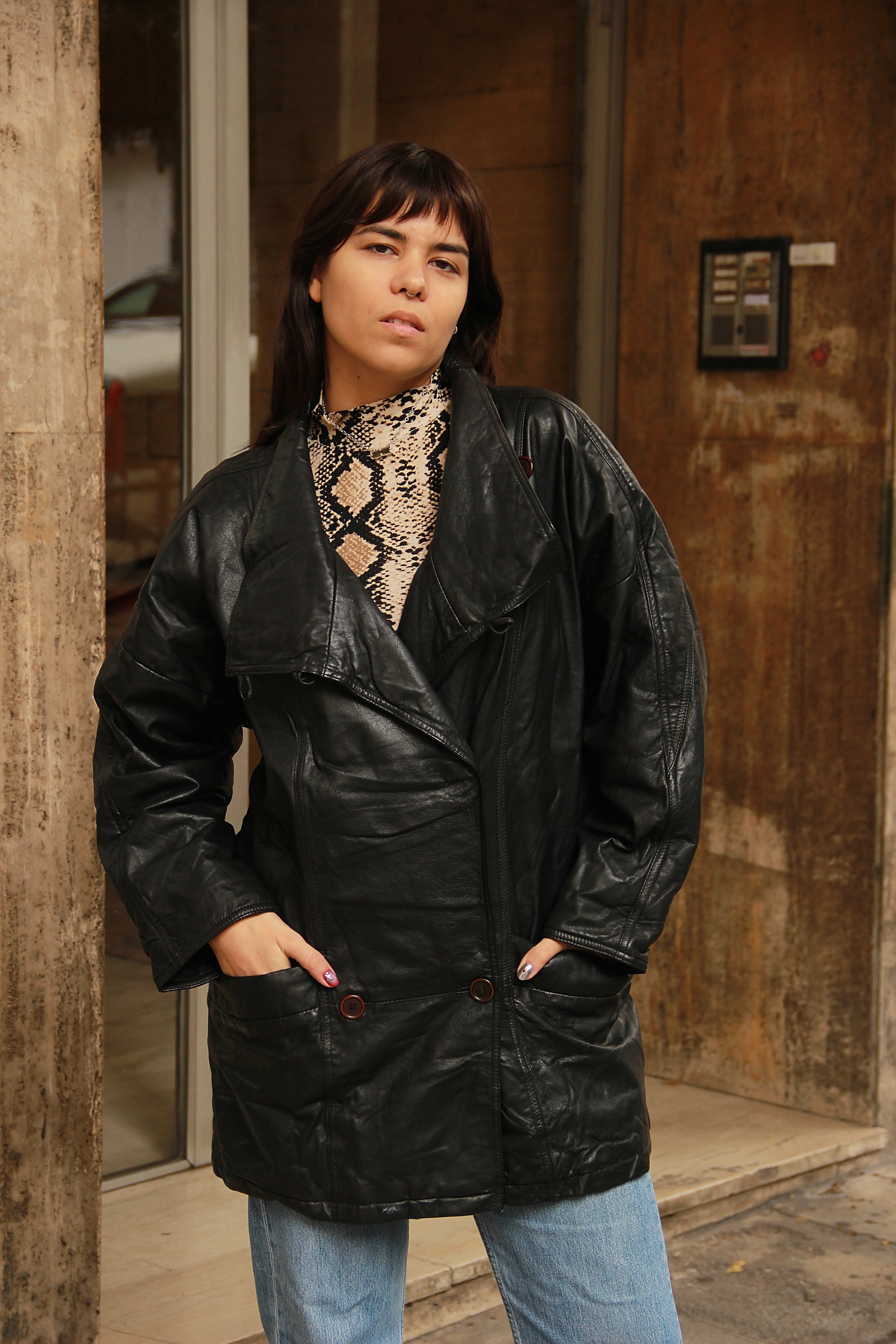 Vintage Men’s dark brown leather coat with tan shearling collar (L/XL)
