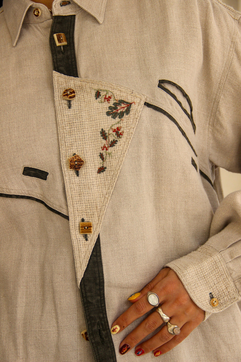 Vintage Men's Tyrol shirt with embroidered detailing (L/XL)