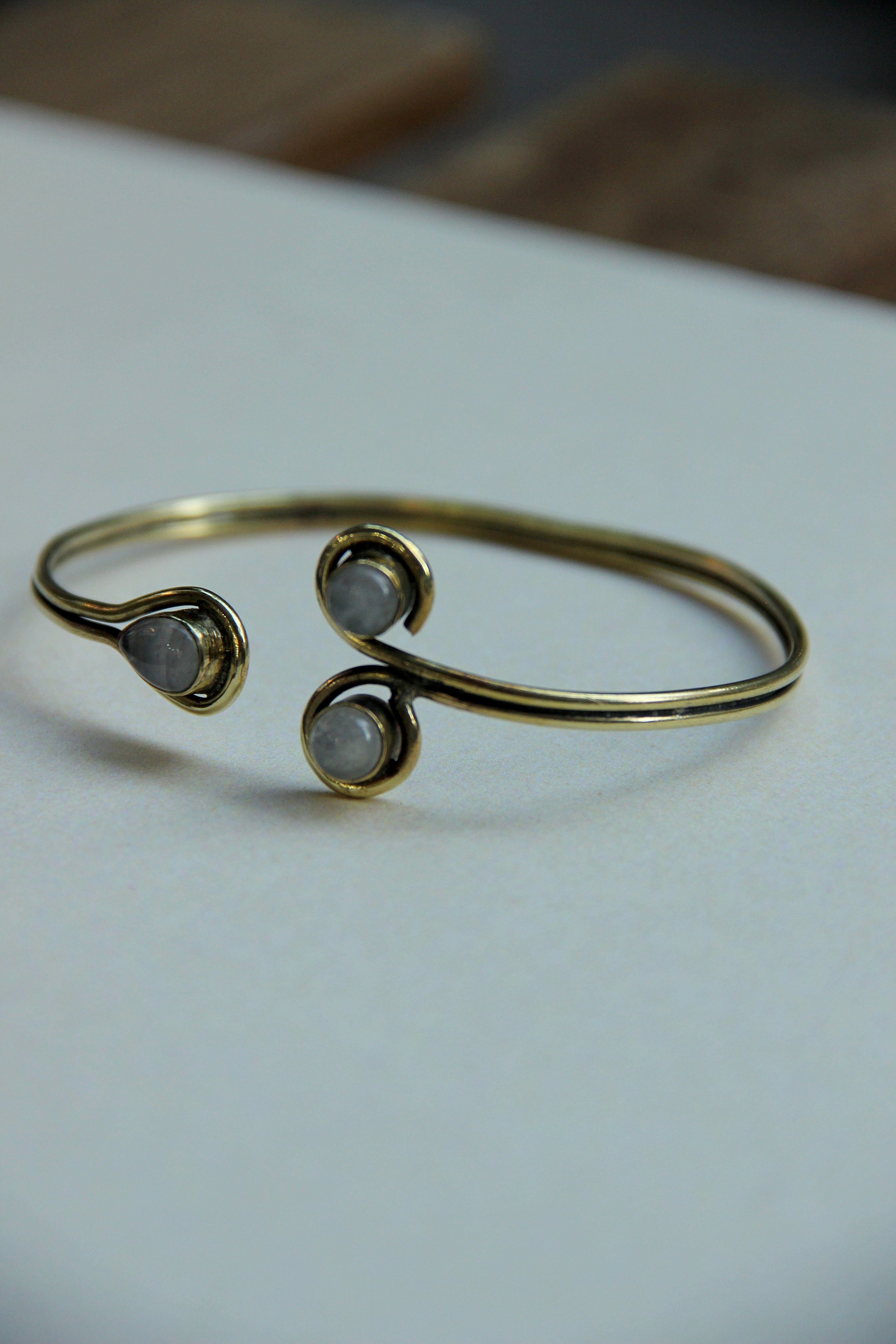 Stunning gold brass toned blacelet (whote stones)