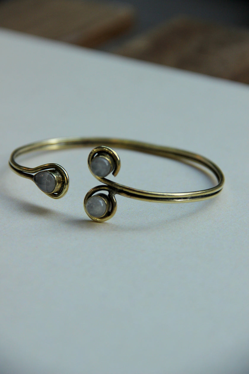 Stunning gold brass toned blacelet (whote stones)